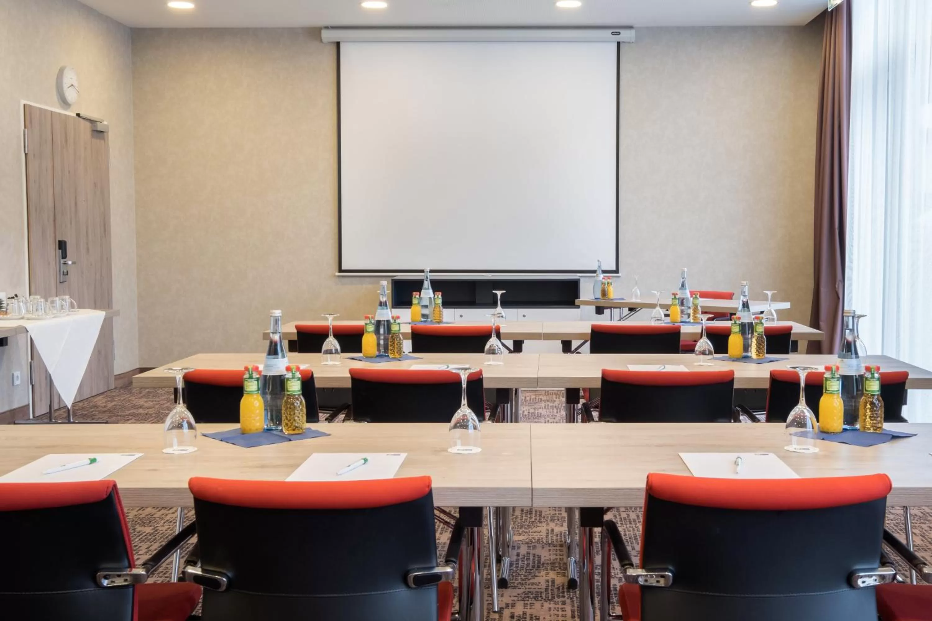 Meeting/conference room in Holiday Inn Express Friedrichshafen by IHG