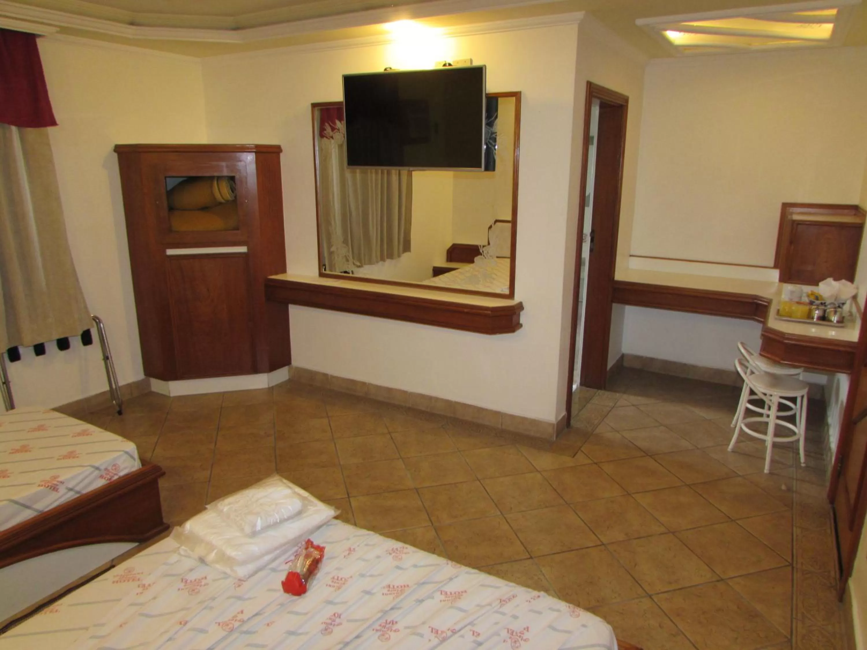 Bedroom, TV/Entertainment Center in Pleasant Place Hotel