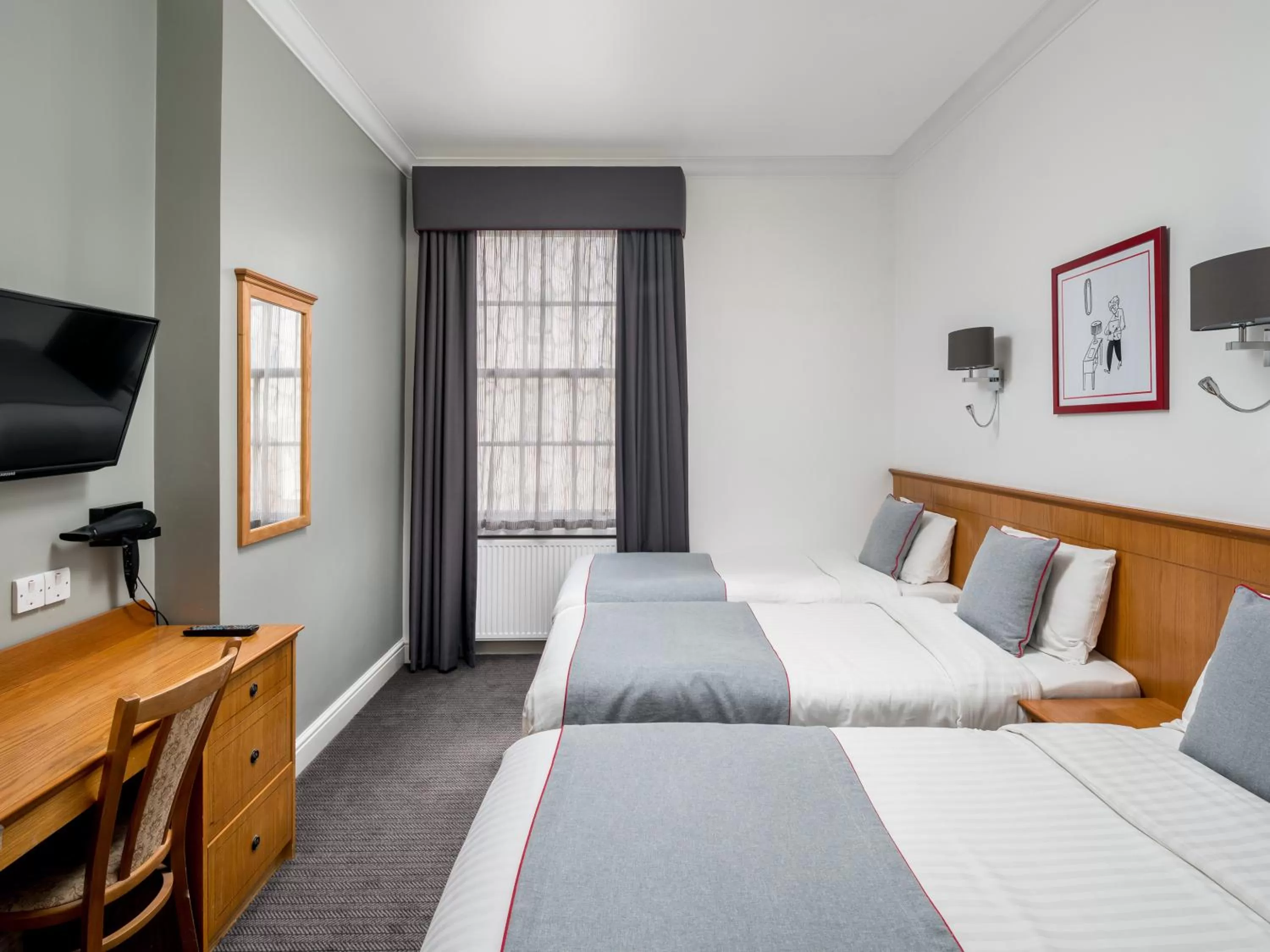 Photo of the whole room, Bed in OYO Townhouse New England, London Victoria