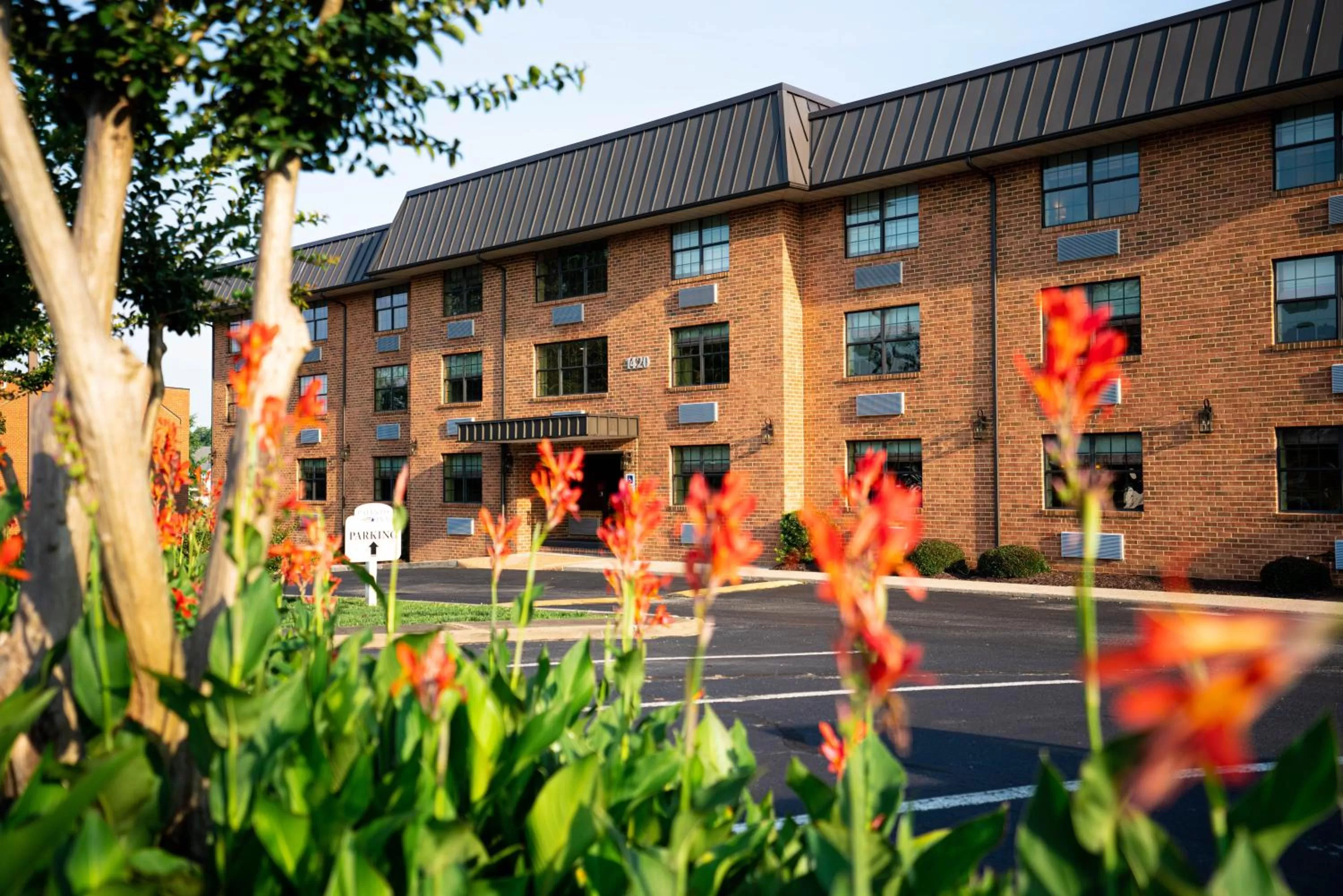 Property building in Patriots Inn