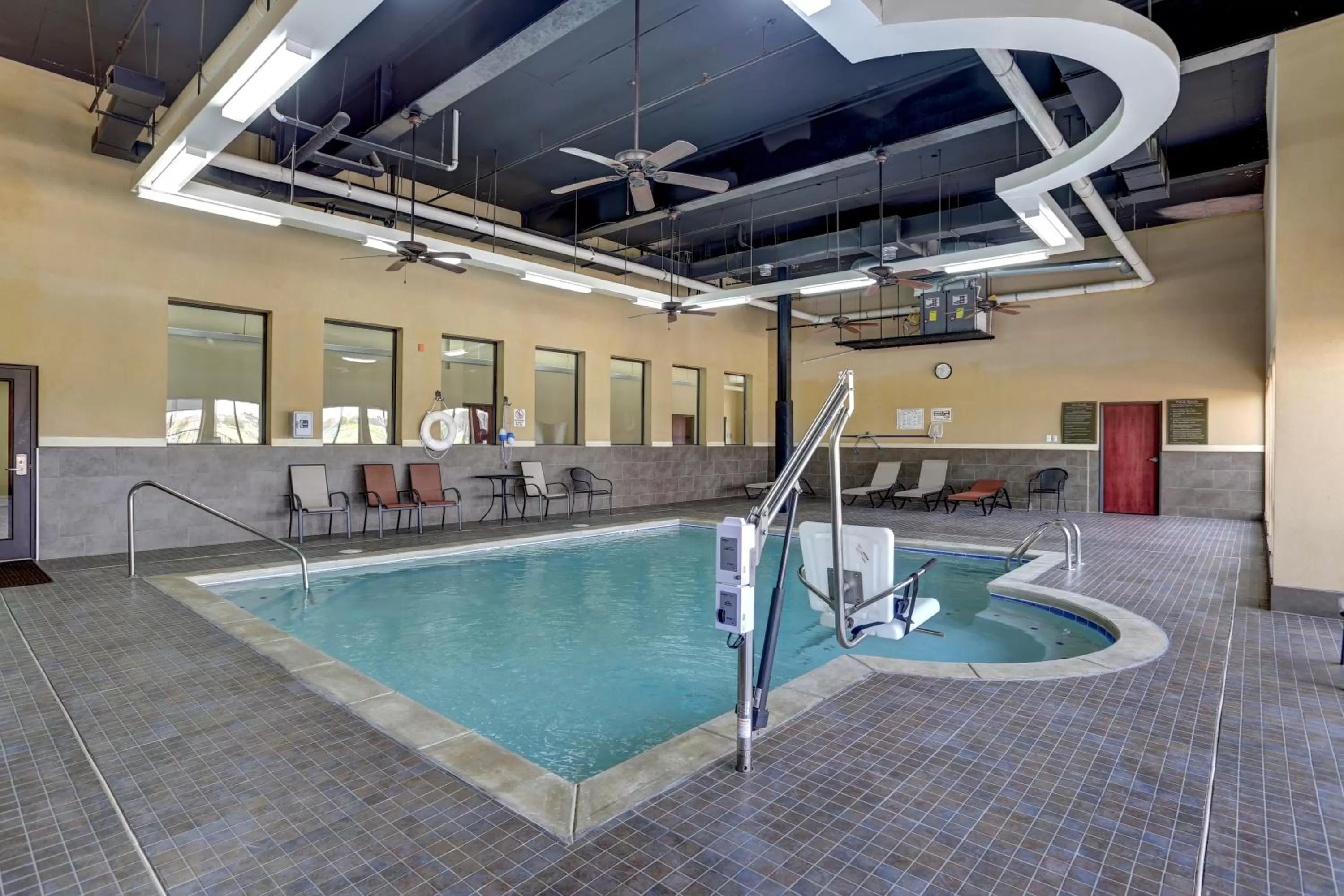 Swimming pool in Comfort Suites Batesville