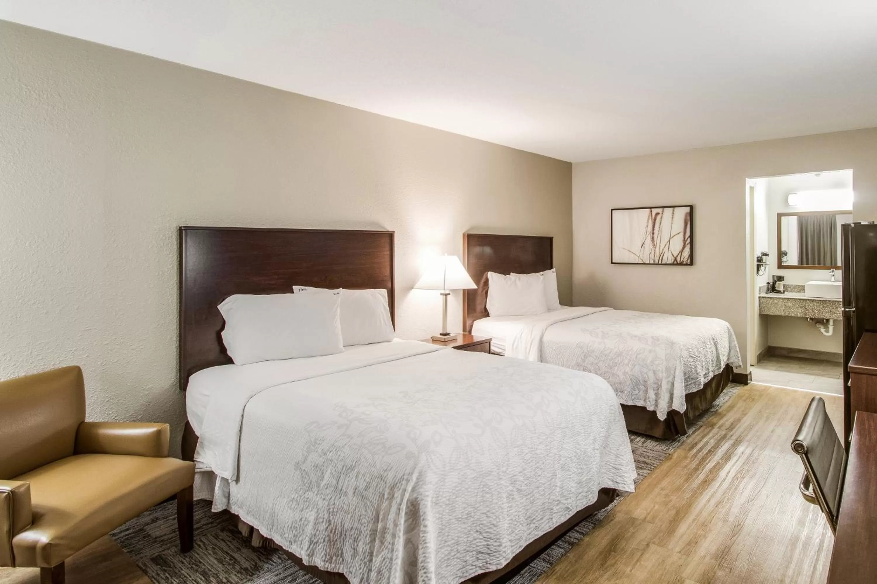 Photo of the whole room, Bed in Red Roof Inn PLUS+ Dallas - Addison