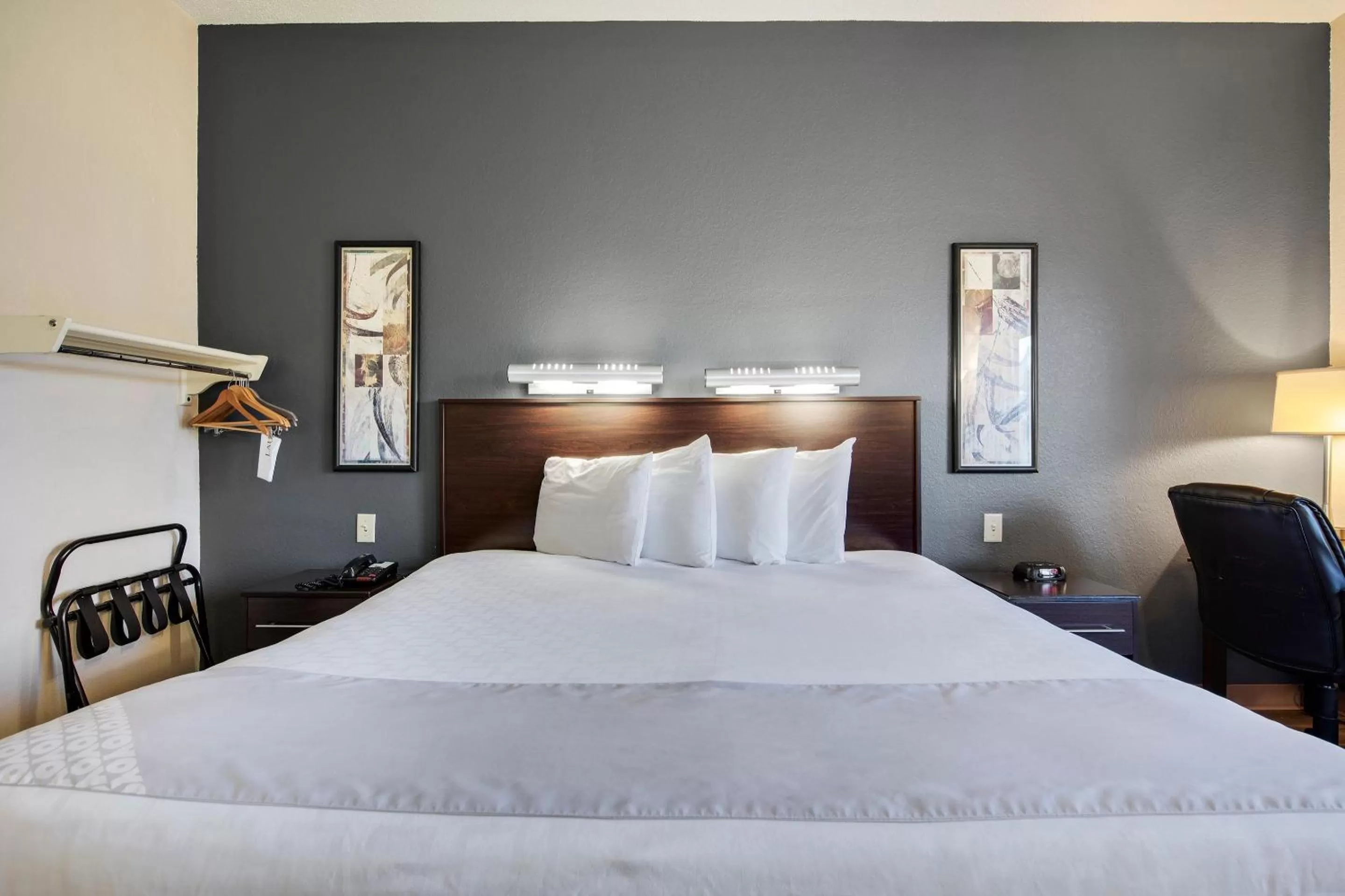 King Room - Disability Access in OYO Townhouse Orlando West