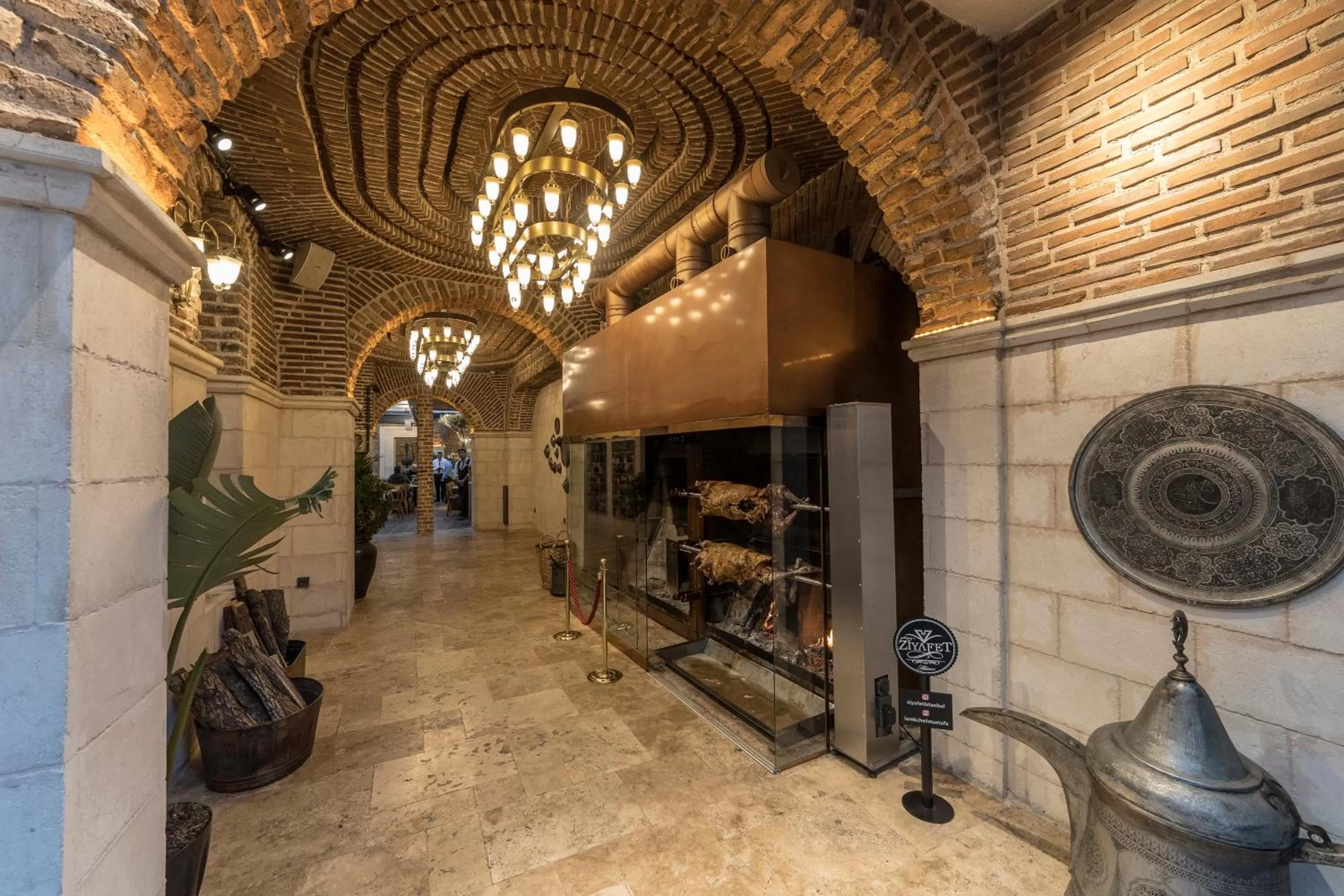 Restaurant/places to eat in BRAKO HOTEL