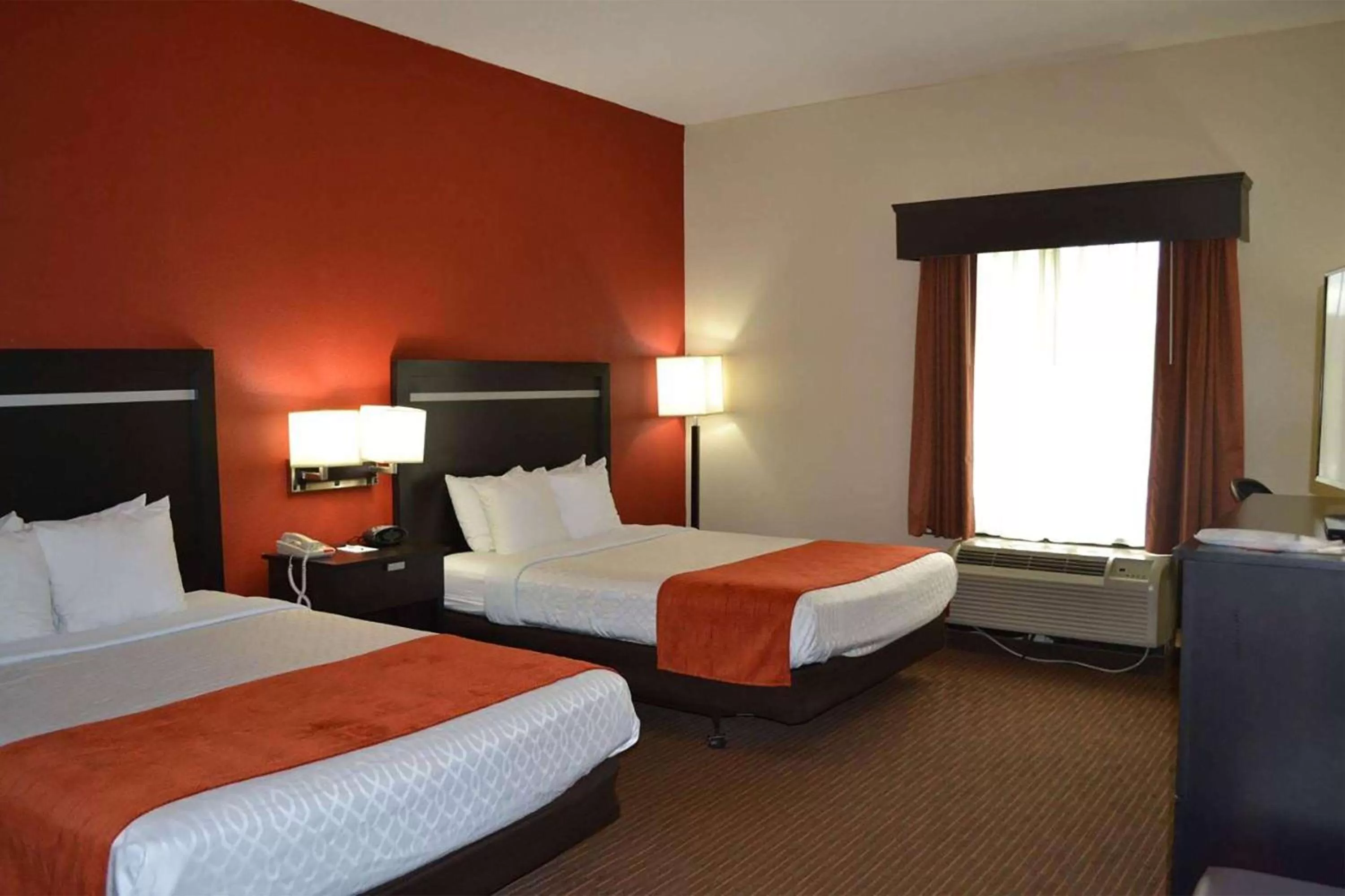 Photo of the whole room, Bed in Days Inn by Wyndham Laurel MS