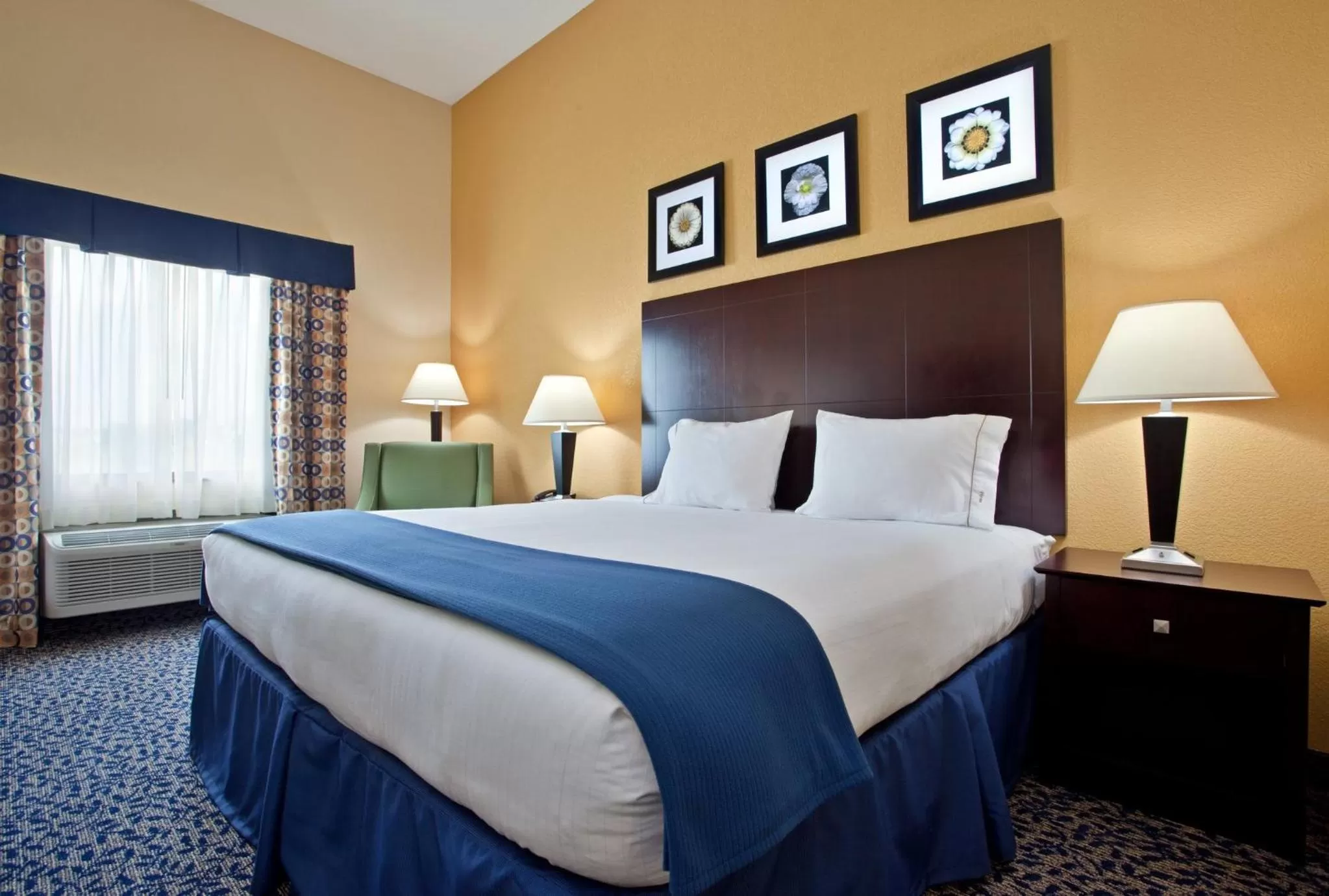 Photo of the whole room, Bed in Holiday Inn Express Hotel and Suites Akron South-Airport Area by IHG