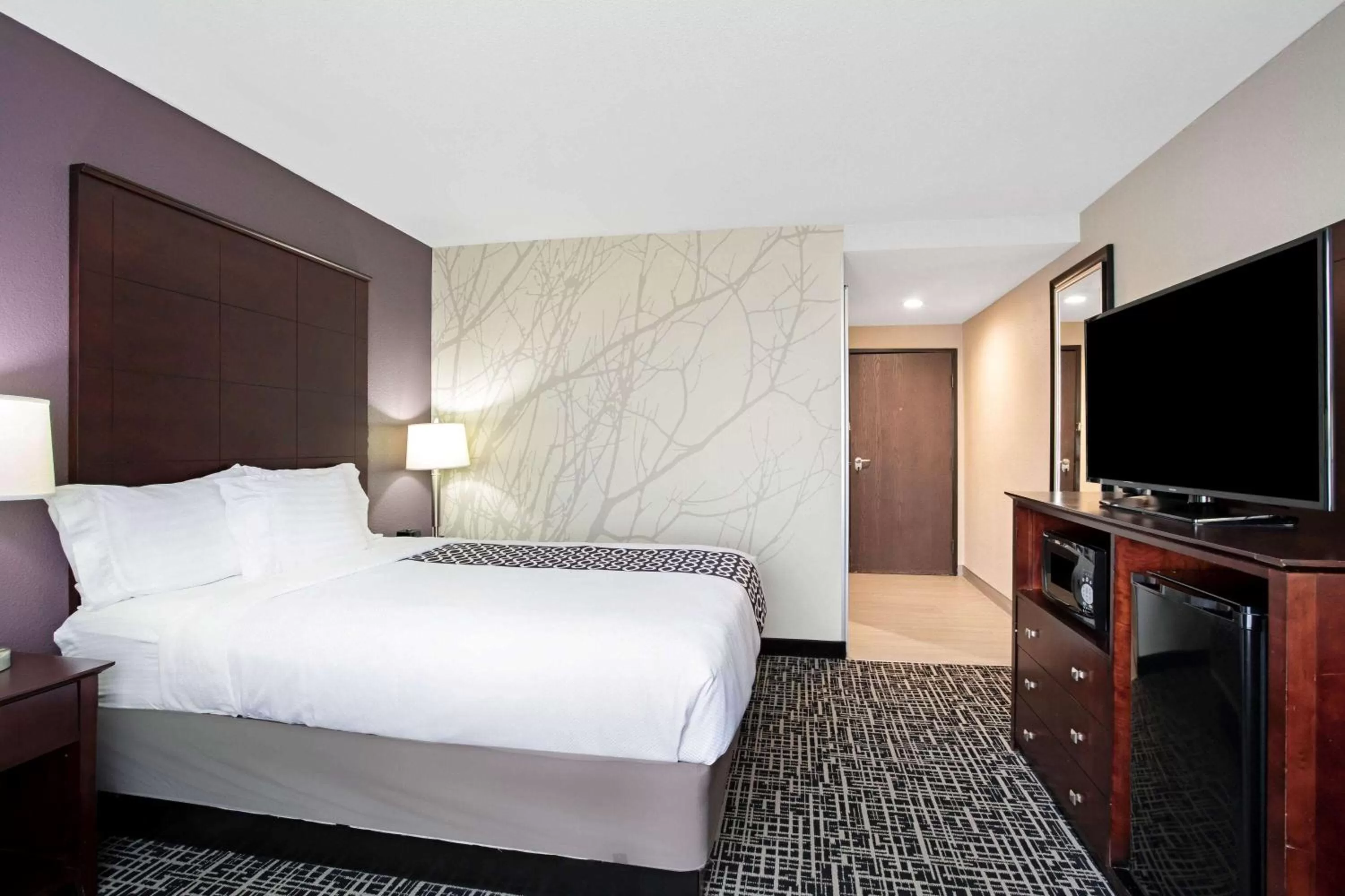 Photo of the whole room, Bed in La Quinta Inn & Suites by Wyndham Denver Aurora Medical