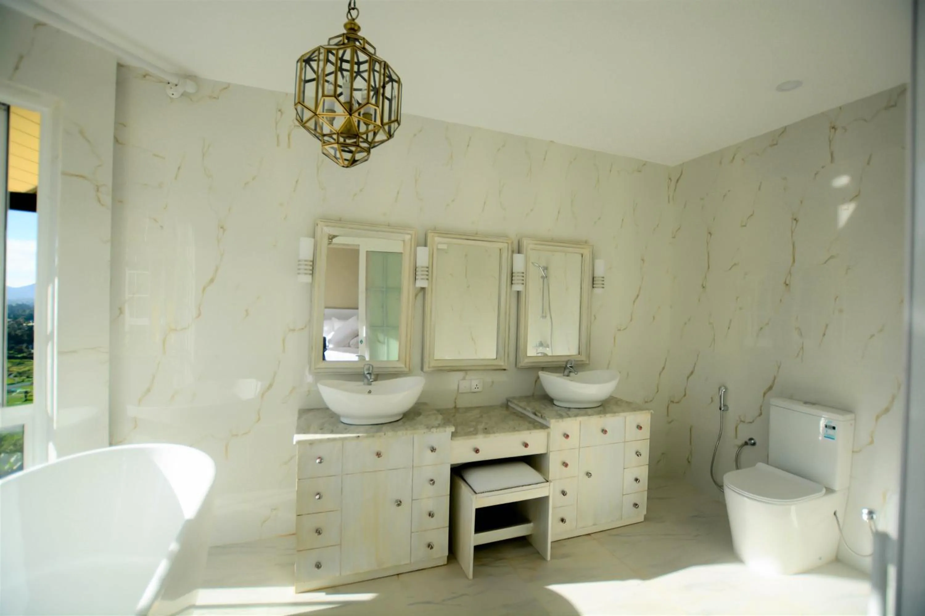 Shower in Luxe Wilderness - Private Villas, Free Breakfast, 2km from City Centre