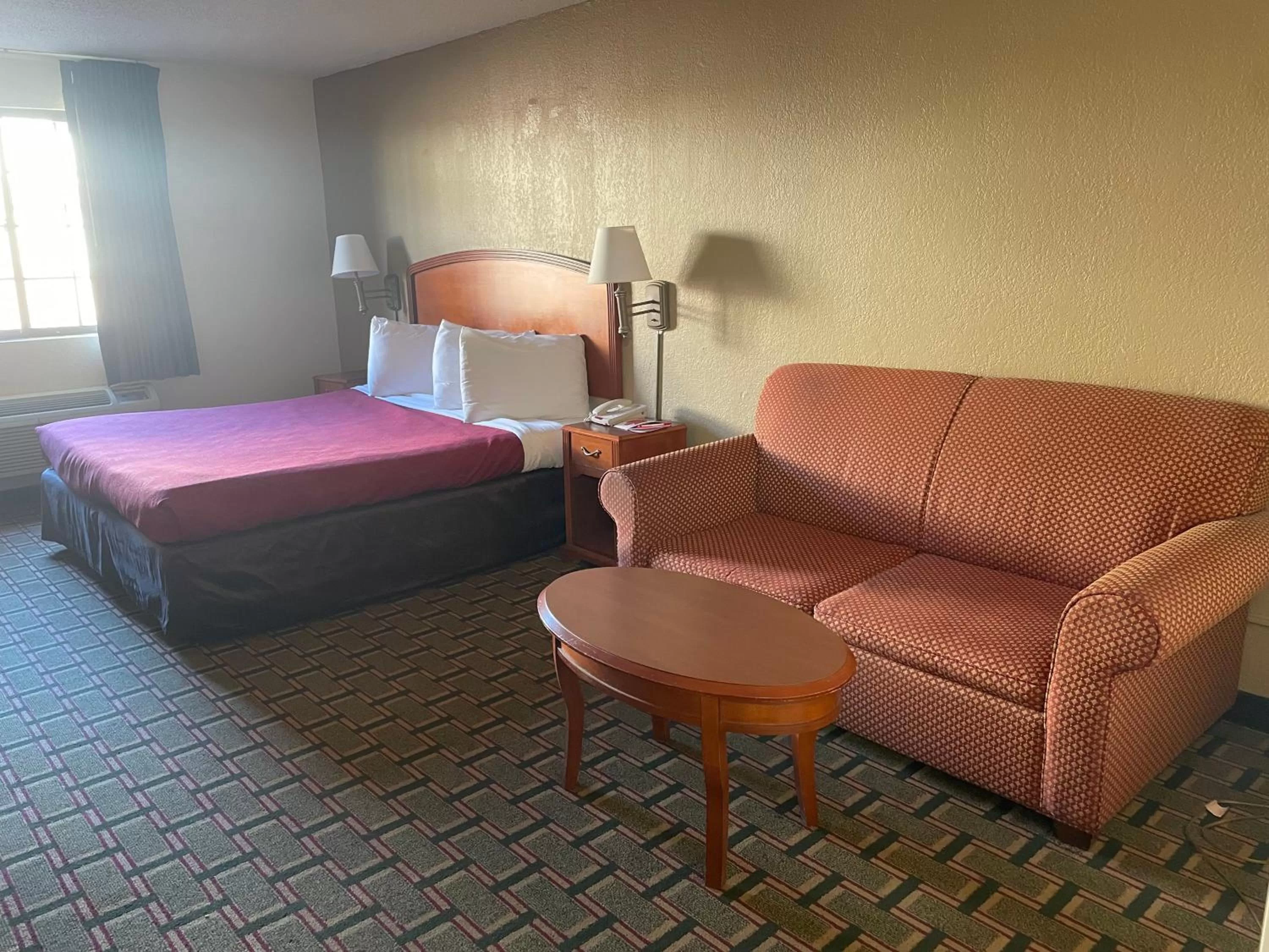 Seating area, Bed in Econo Lodge Kalamazoo near Wings Stadium