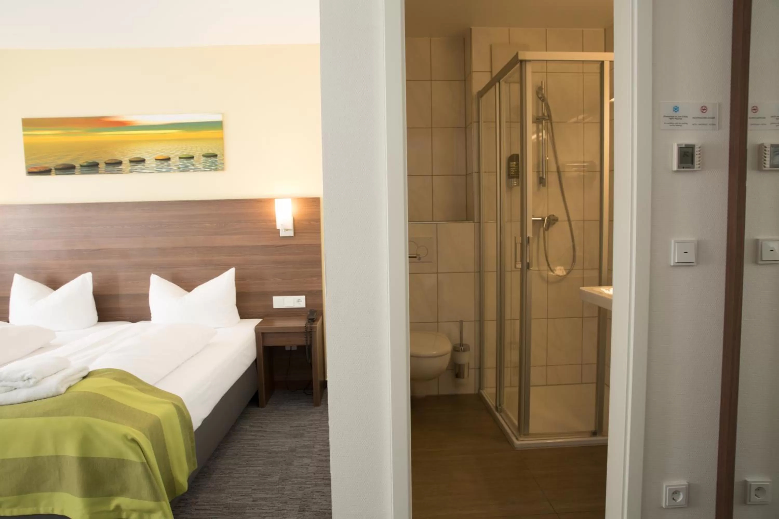 Shower, Bed in Trip Inn Goethe Conference Hotel