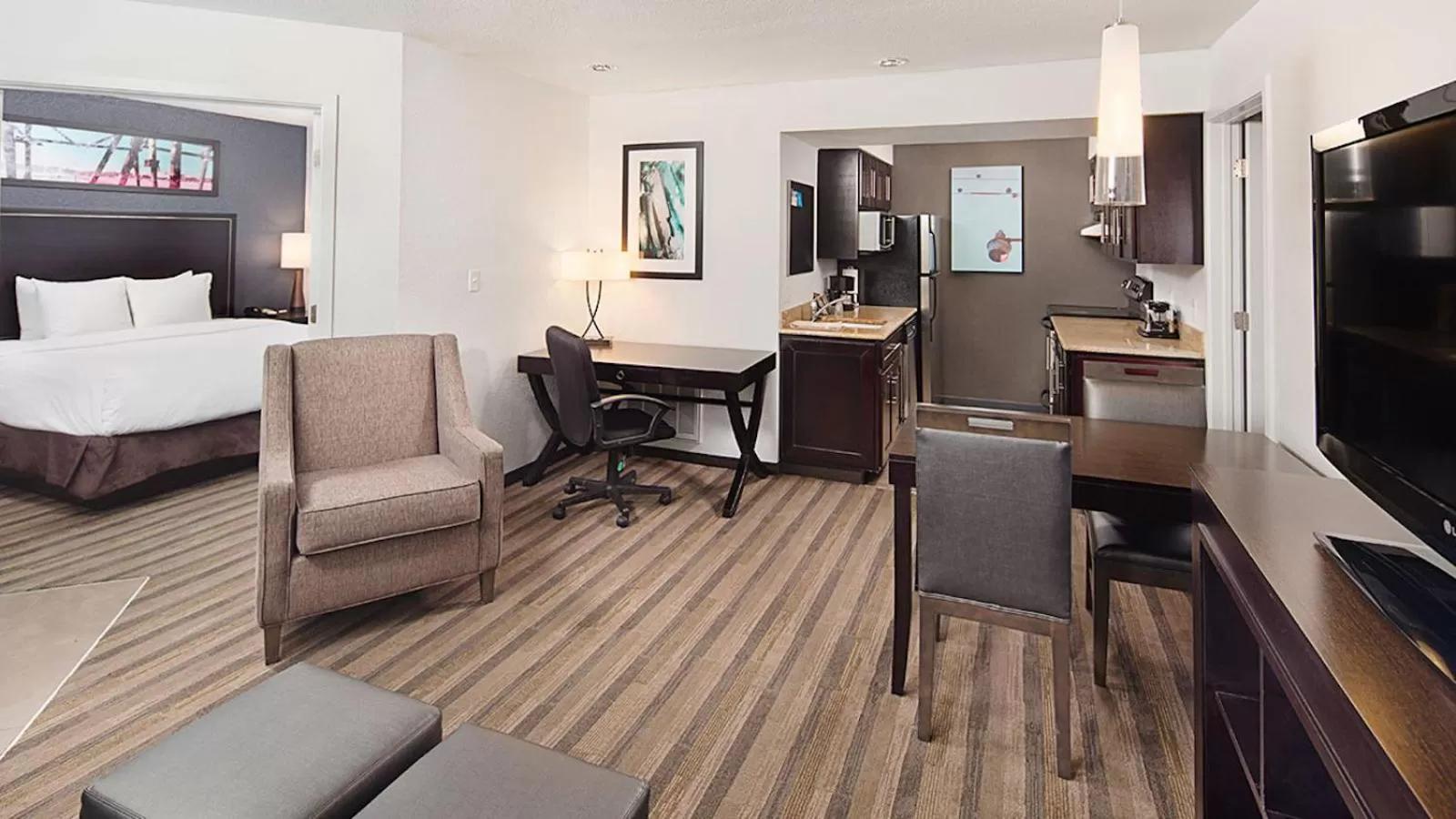 Kitchen or kitchenette, Bed in Hyatt House Mount Laurel