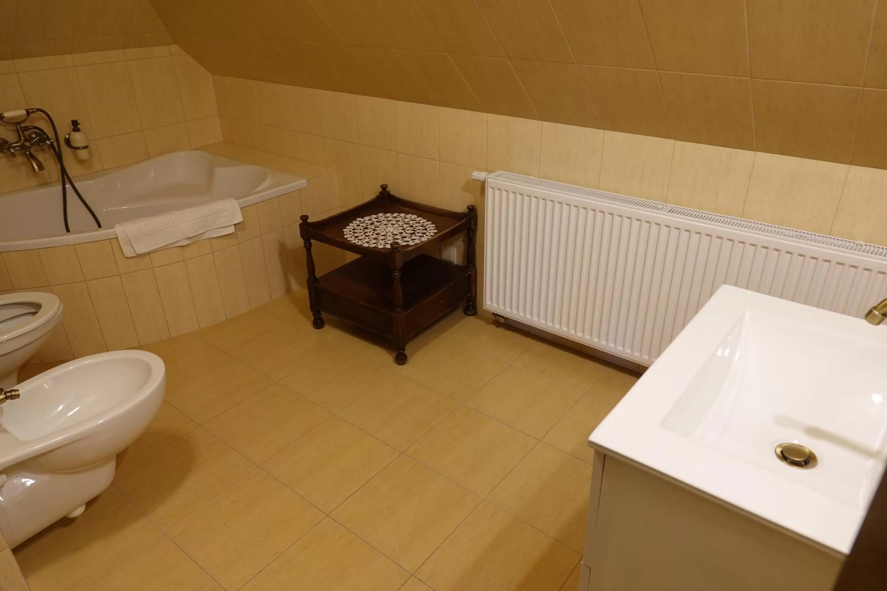 Bathroom in Gościniec Dworski w Ropie