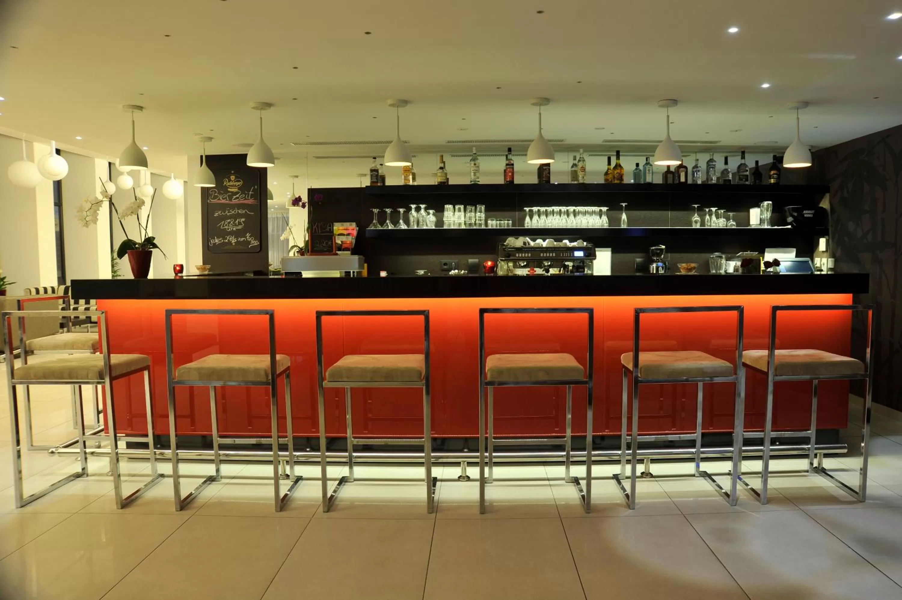 Lounge or bar in Golden Tulip Kassel Hotel Reiss