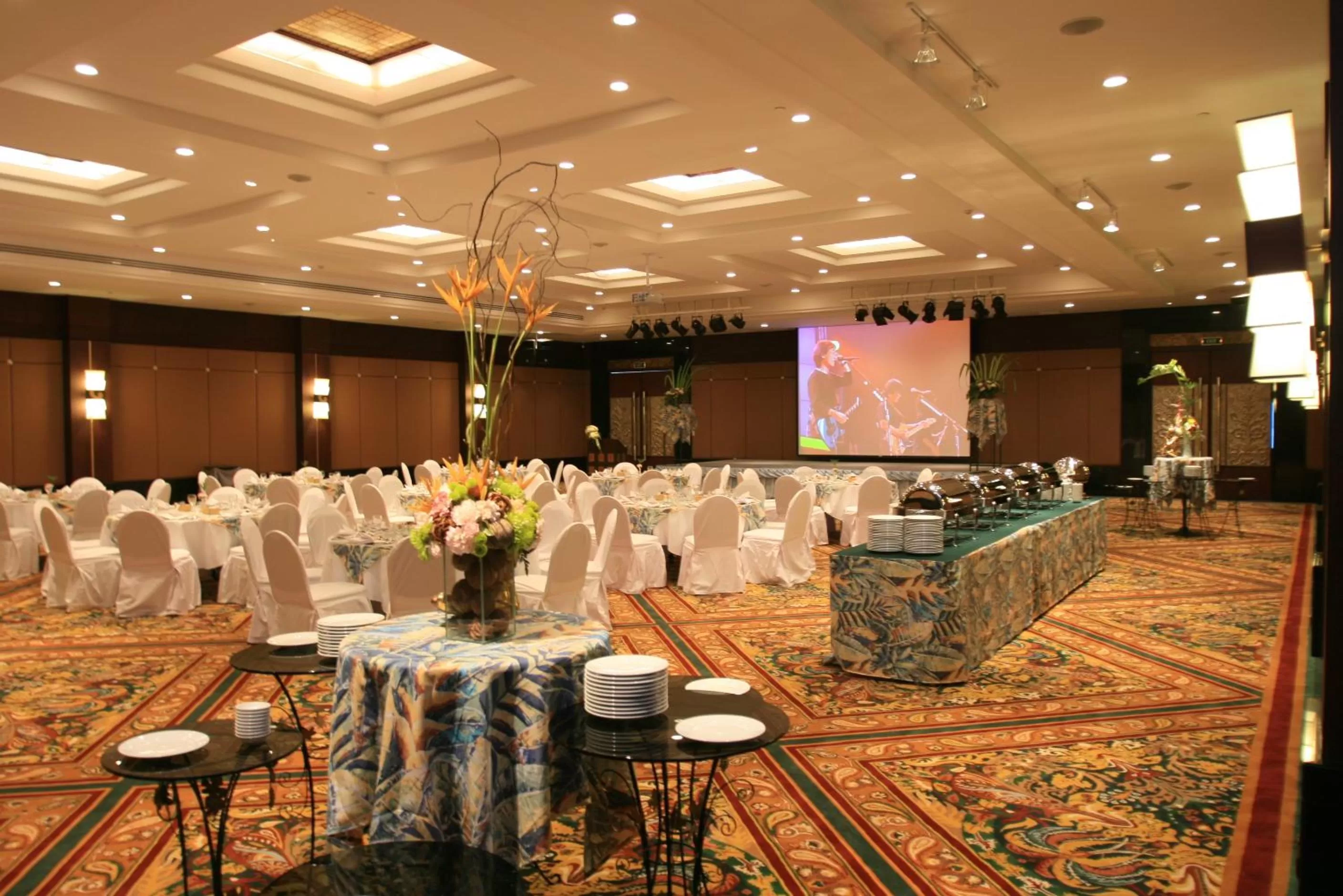 Evening entertainment in Grand Pacific Sovereign Resort & Spa