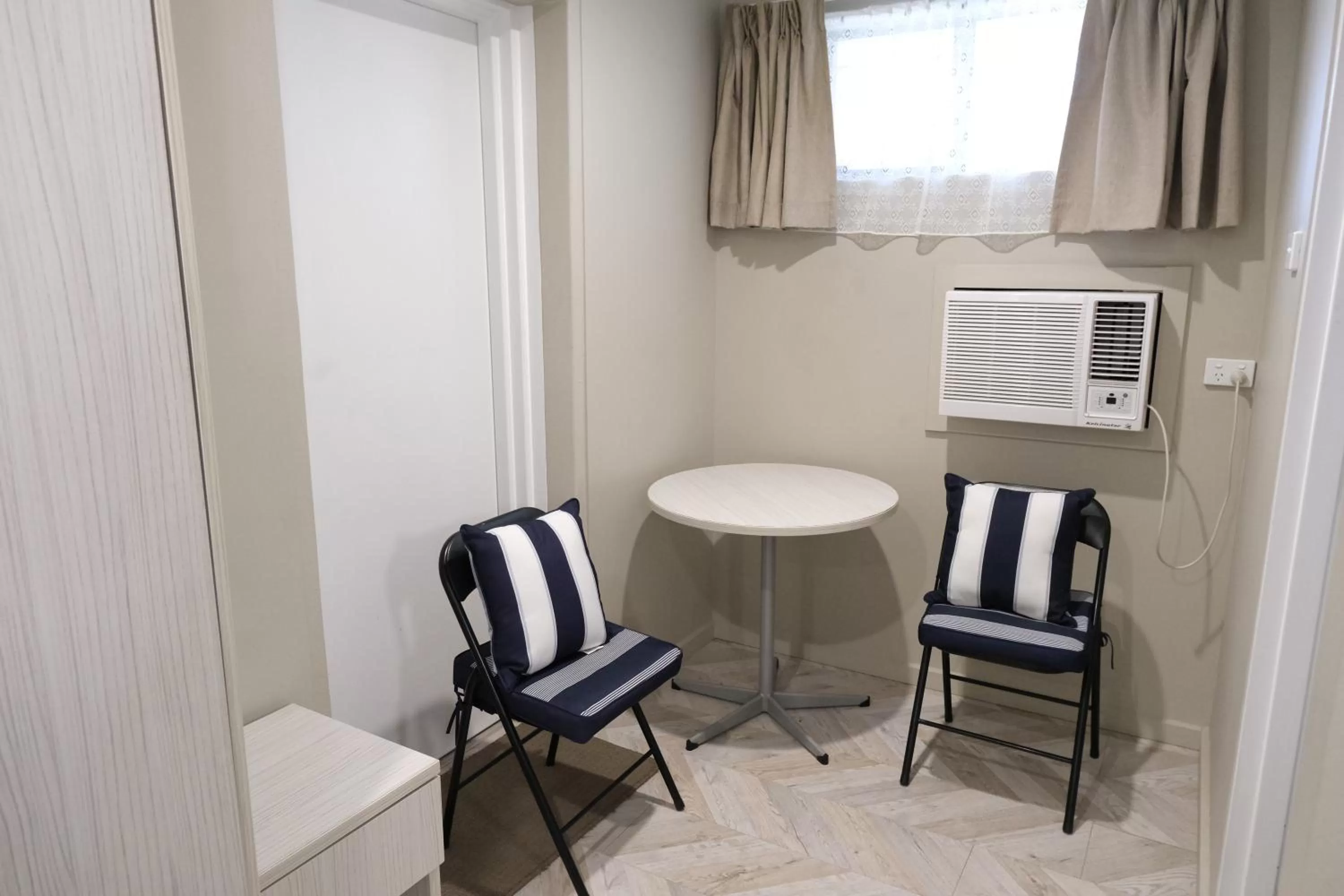 Seating area in Sapphire Palms Motel