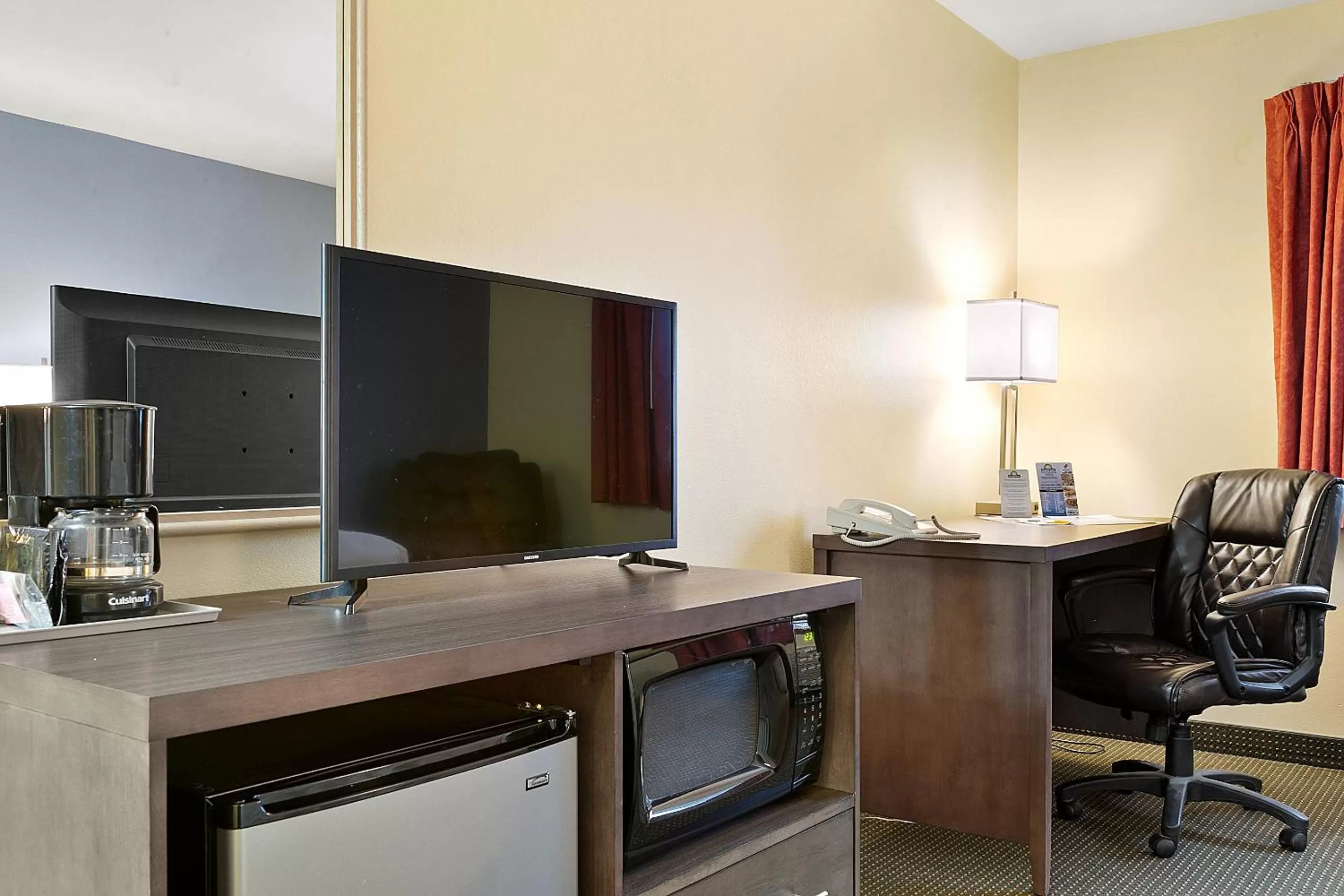 TV and multimedia in Days Inn by Wyndham Ellensburg