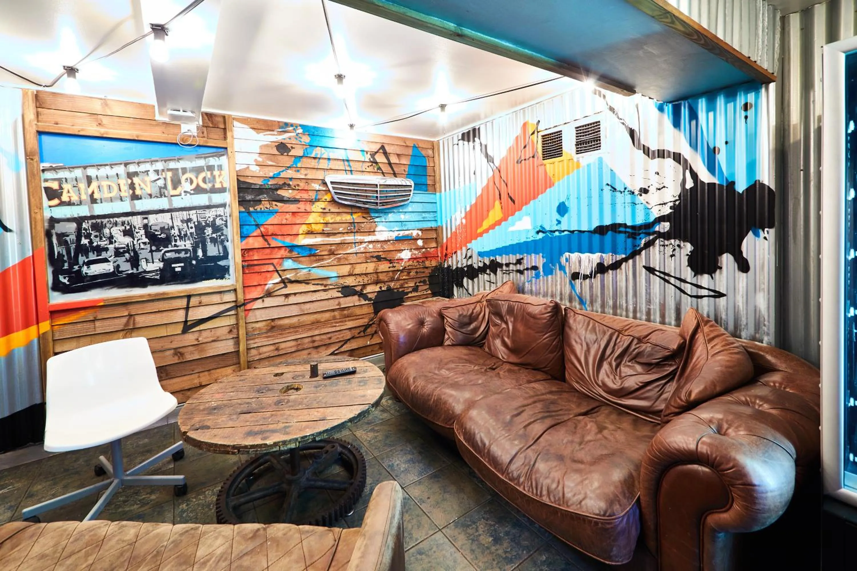 Communal lounge/ TV room in Urban Nomad - Camden Town