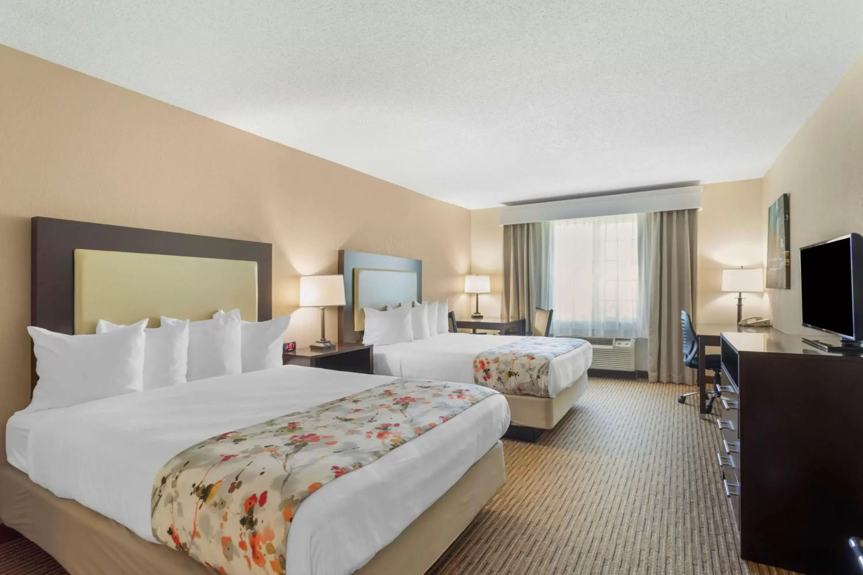 Queen Room with Two Queen Beds and Mobility Accessible Roll-In Shower in Best Western Lawrenceburg Inn Queen Room with Two Queen Beds and Mobility Accessible Roll-In Shower in Best Western Lawrenceburg Inn