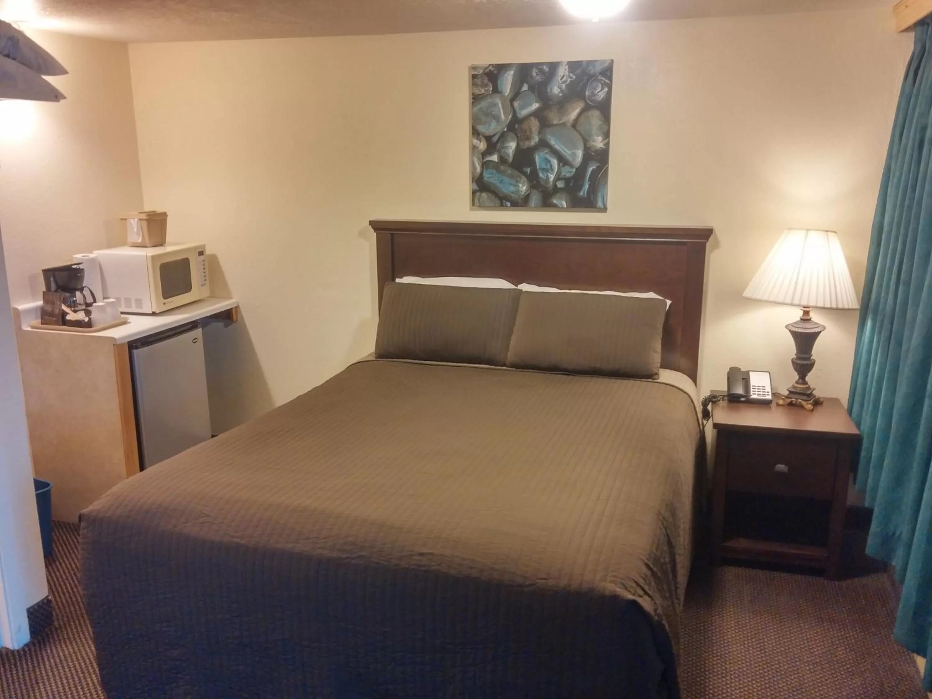 Bedroom in Sunset Surf Motel