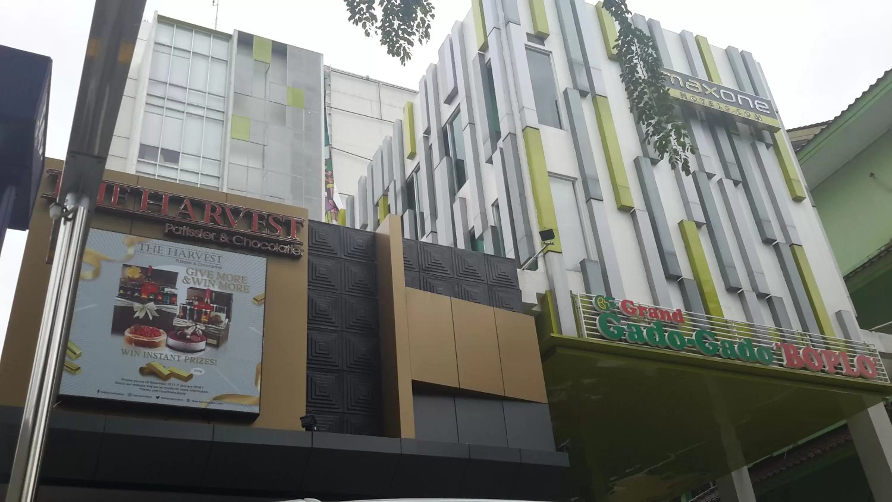 Facade/entrance in MaxoneHotels at Kramat