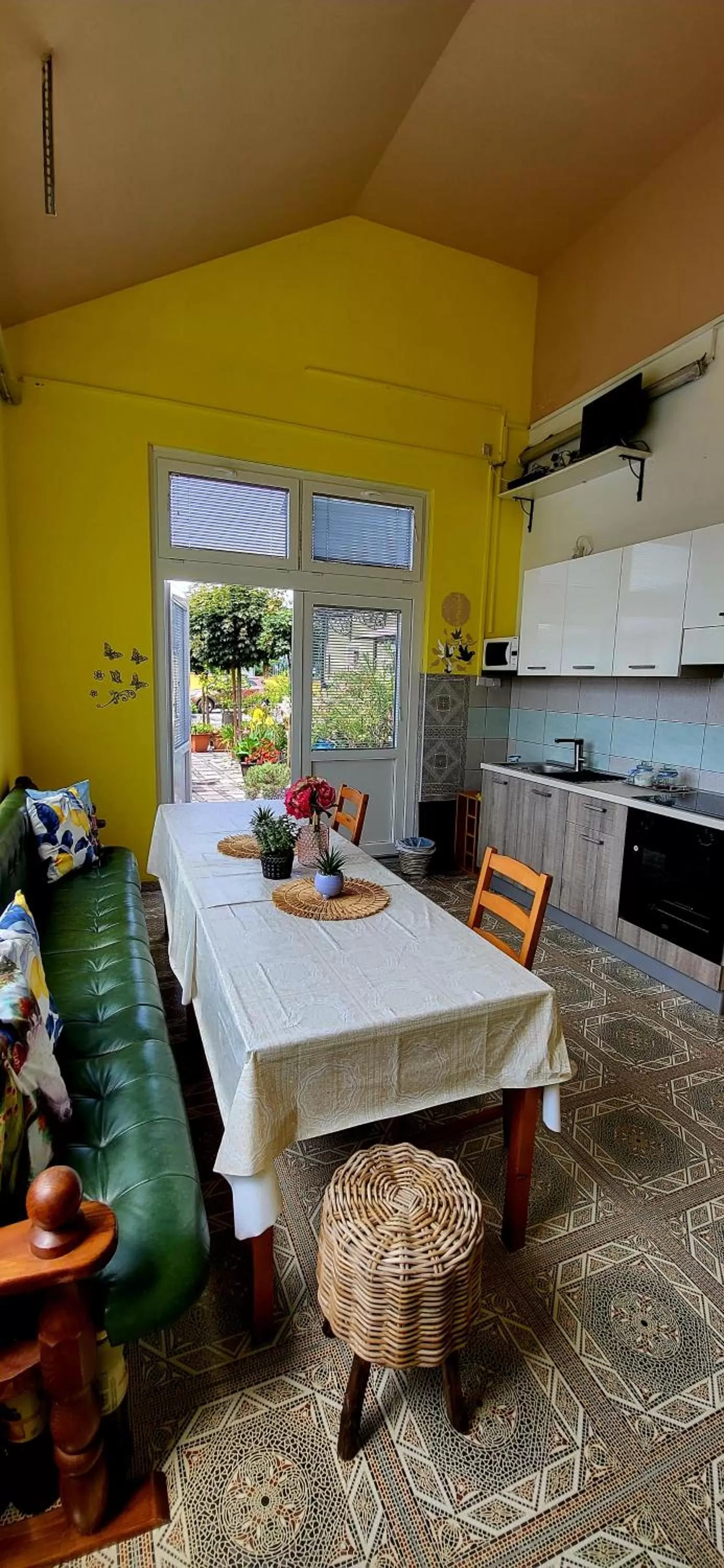 Kitchen or kitchenette, Dining Area in Hostel Sonce