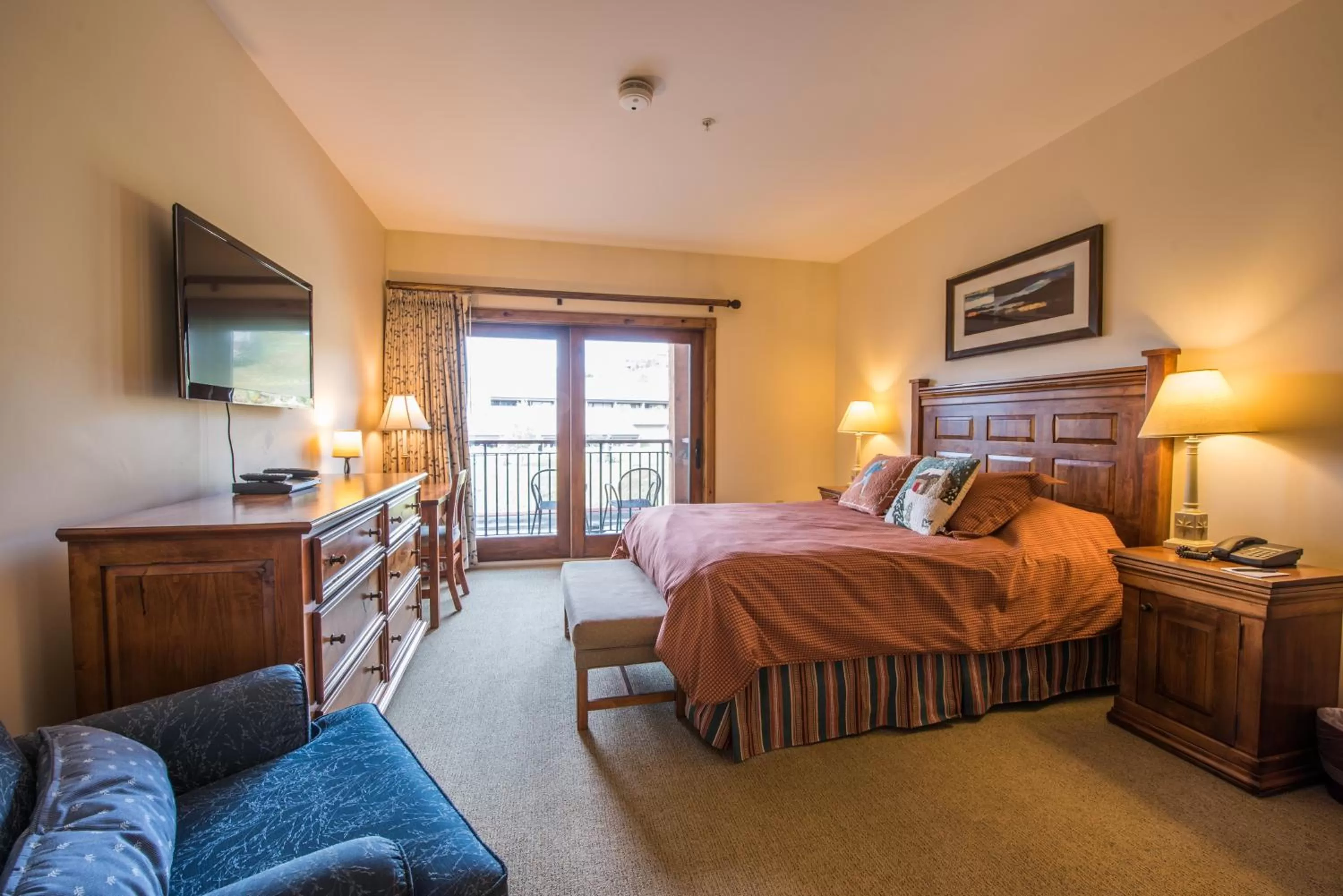 Bed in The Lodge at Mountaineer Square, A Vail Resorts Property