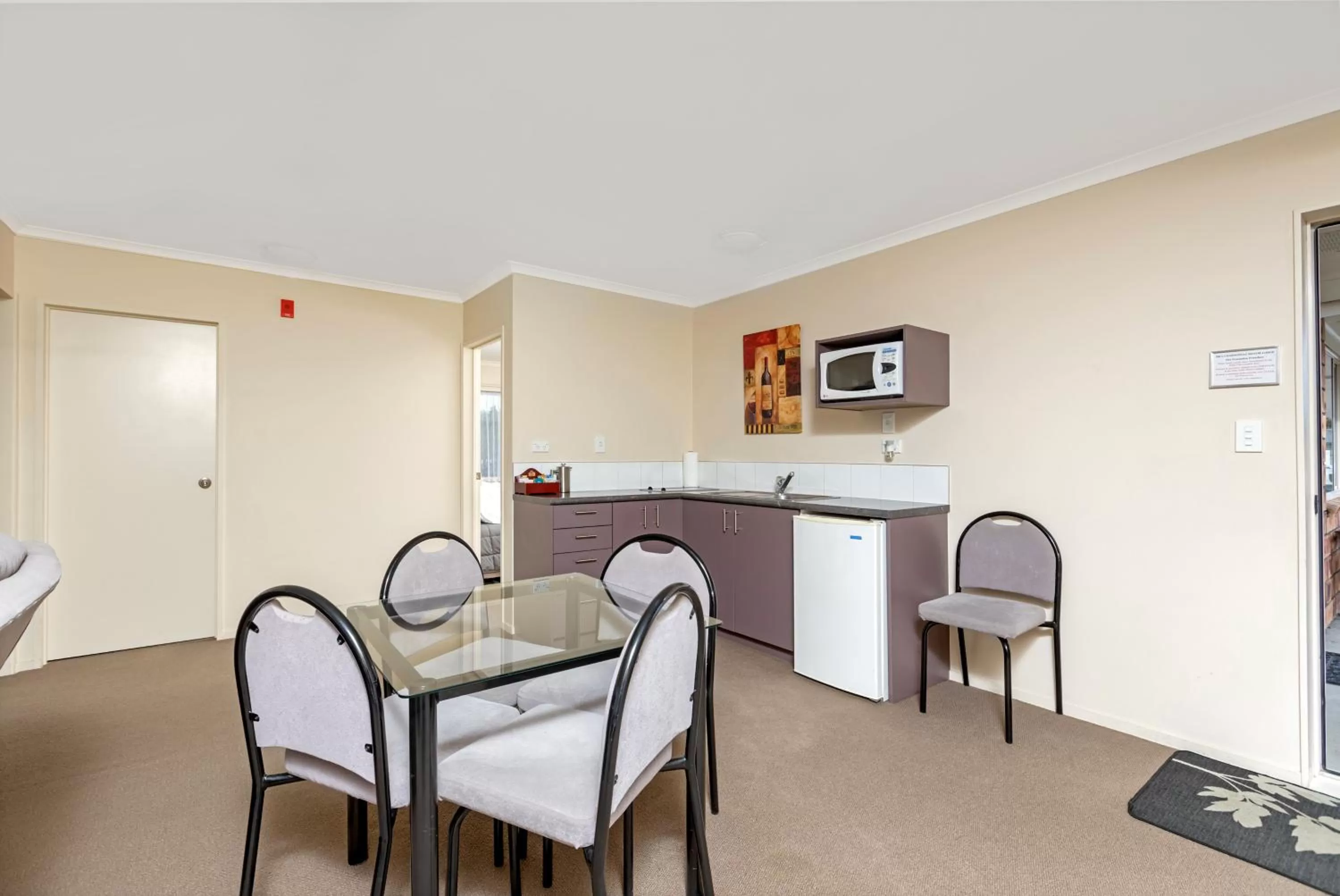 Kitchen or kitchenette, Dining Area in BK's Chardonnay Motor Lodge