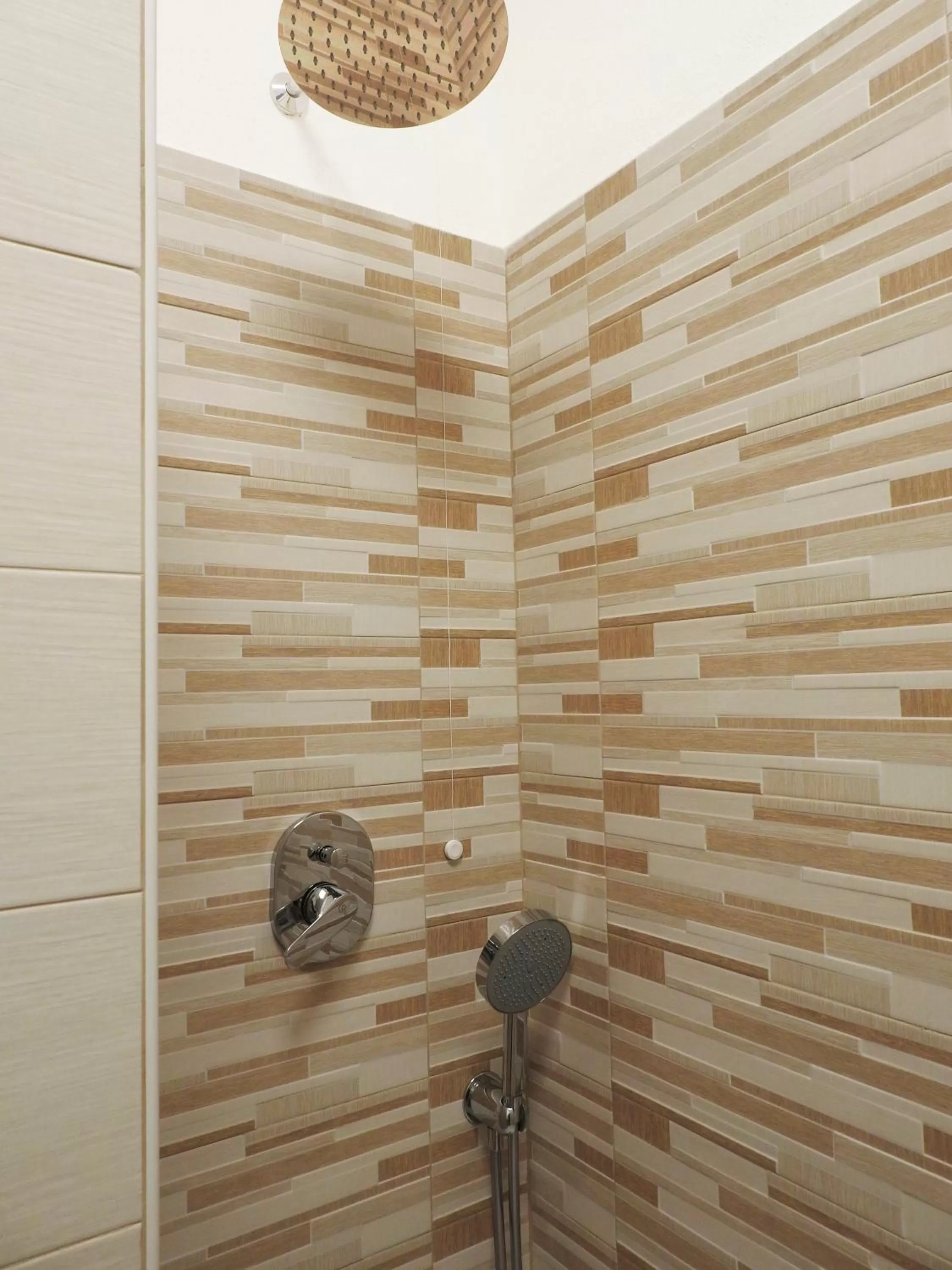 Shower in Albergo Annabella