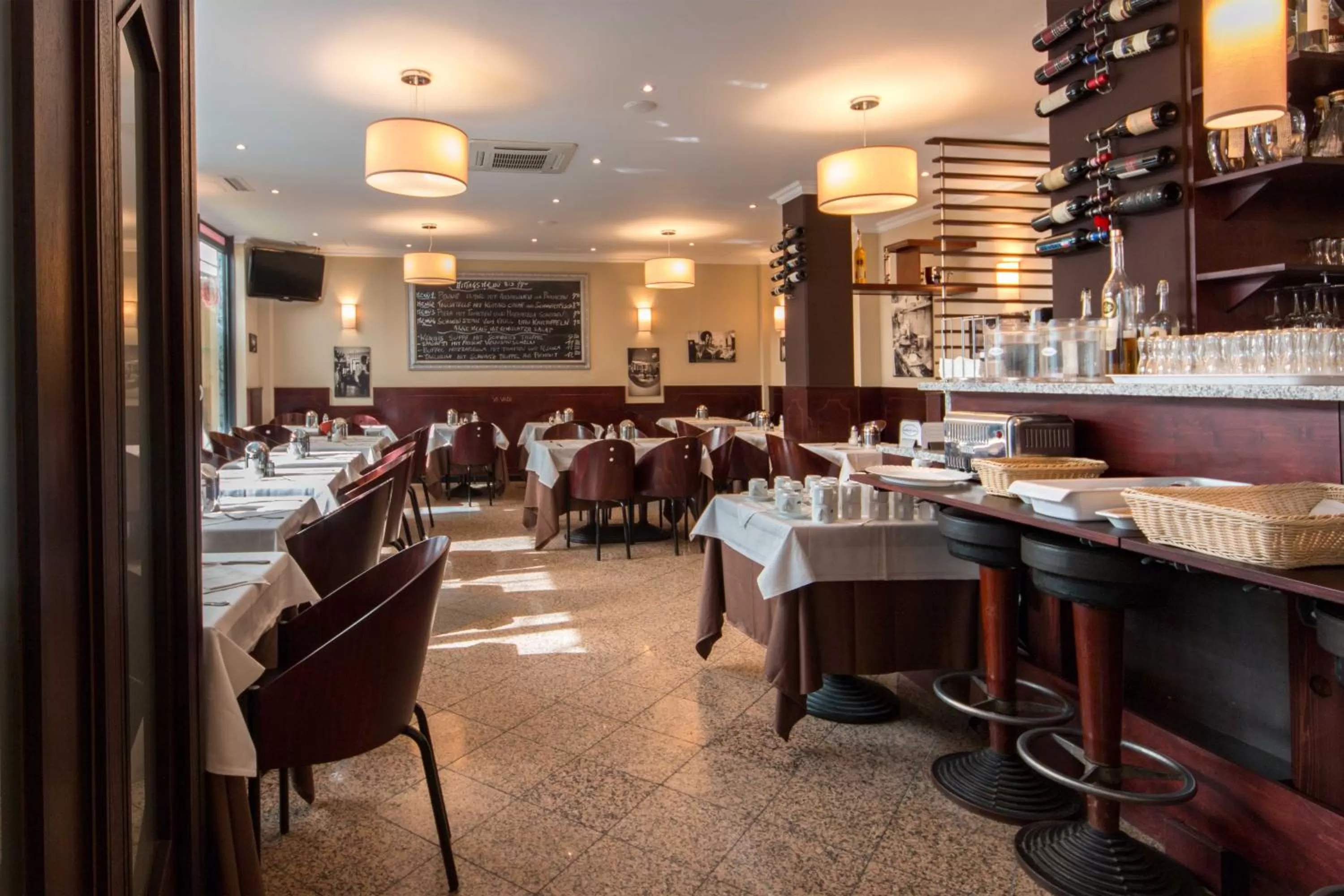 Restaurant/places to eat in Downtown Vi Vadi Hotel