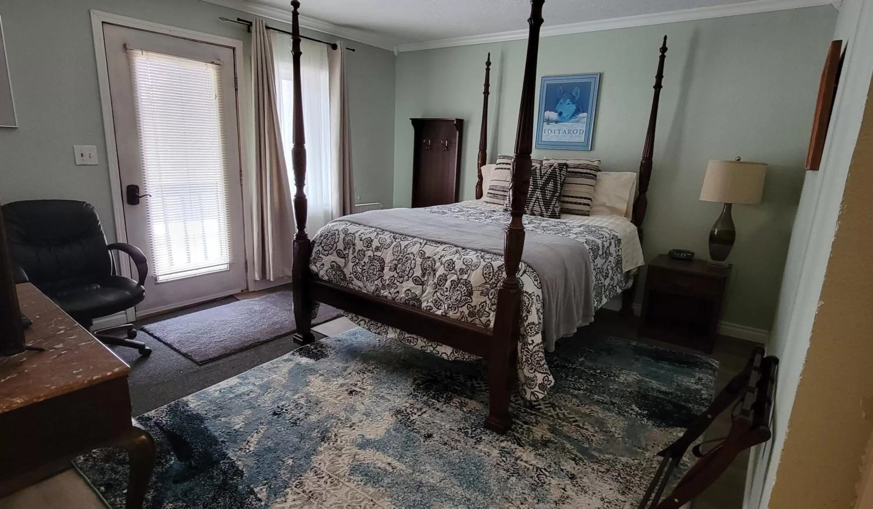 Bed in Alaska Grizzly Lodge