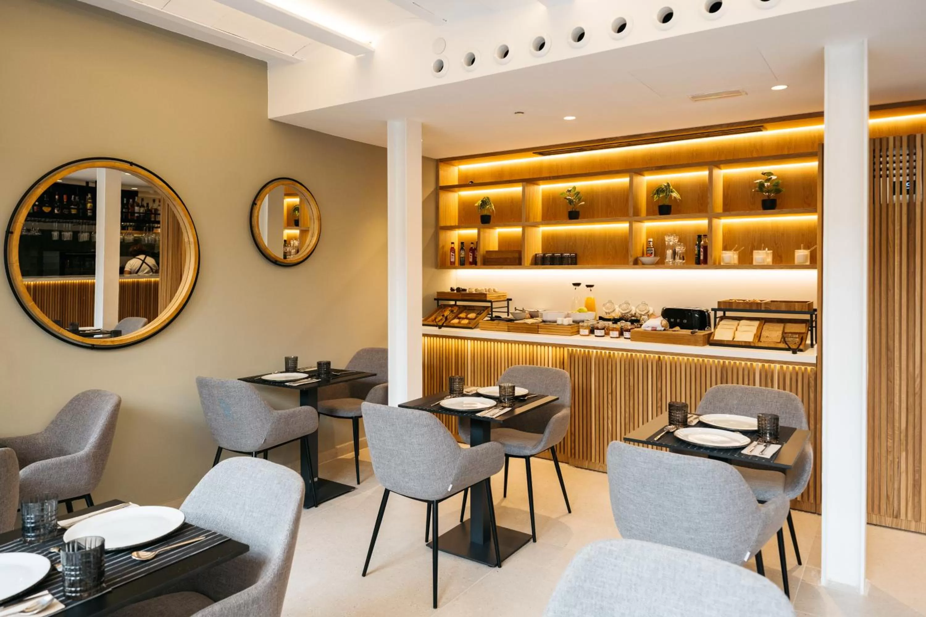 Restaurant/places to eat in Boutique Hotel Petit Montisión