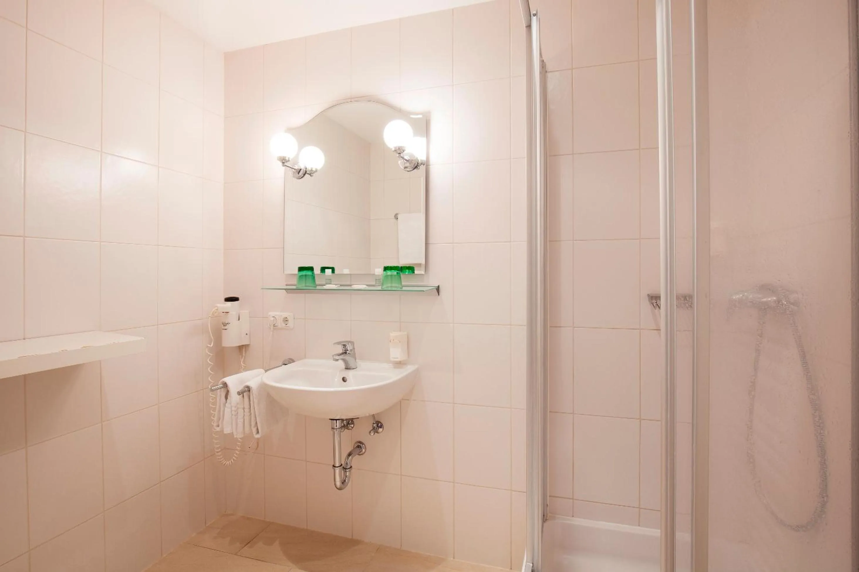 Bathroom in Keramikhotel Goldener Brunnen