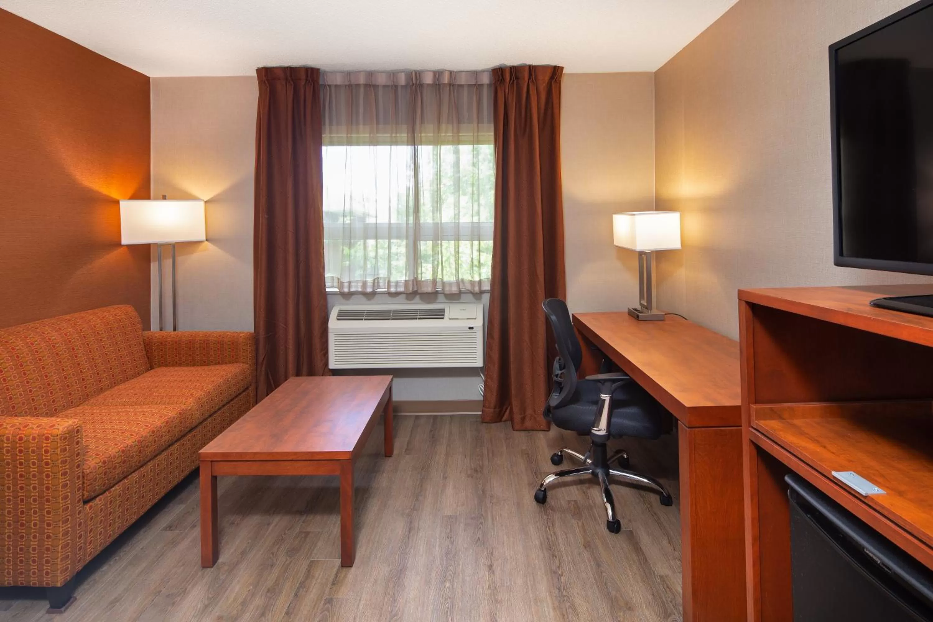 Communal lounge/ TV room in Canadas Best Value Inn-Richmond Hill