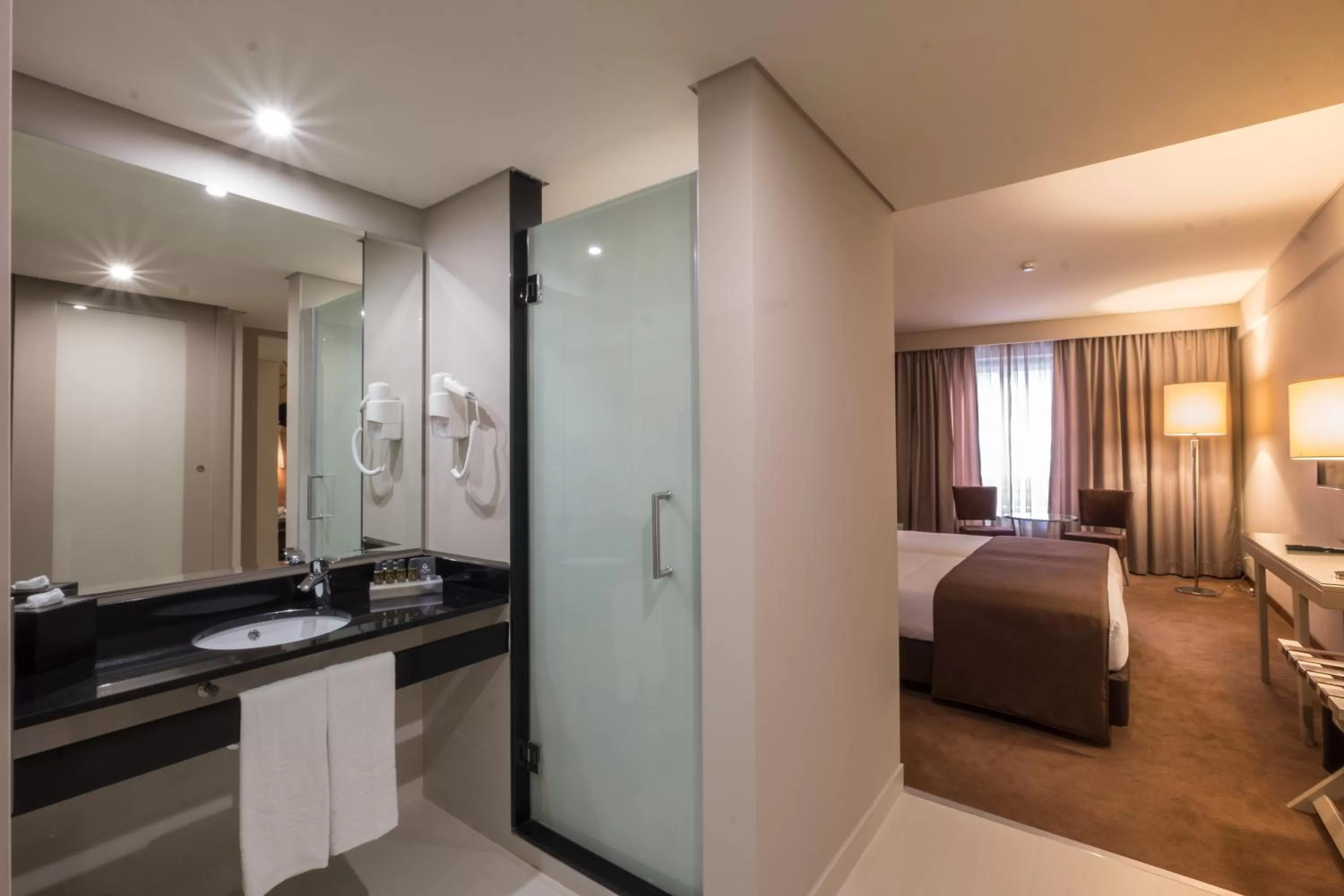 Bathroom, Bed in Vila Gale Porto Ribeira