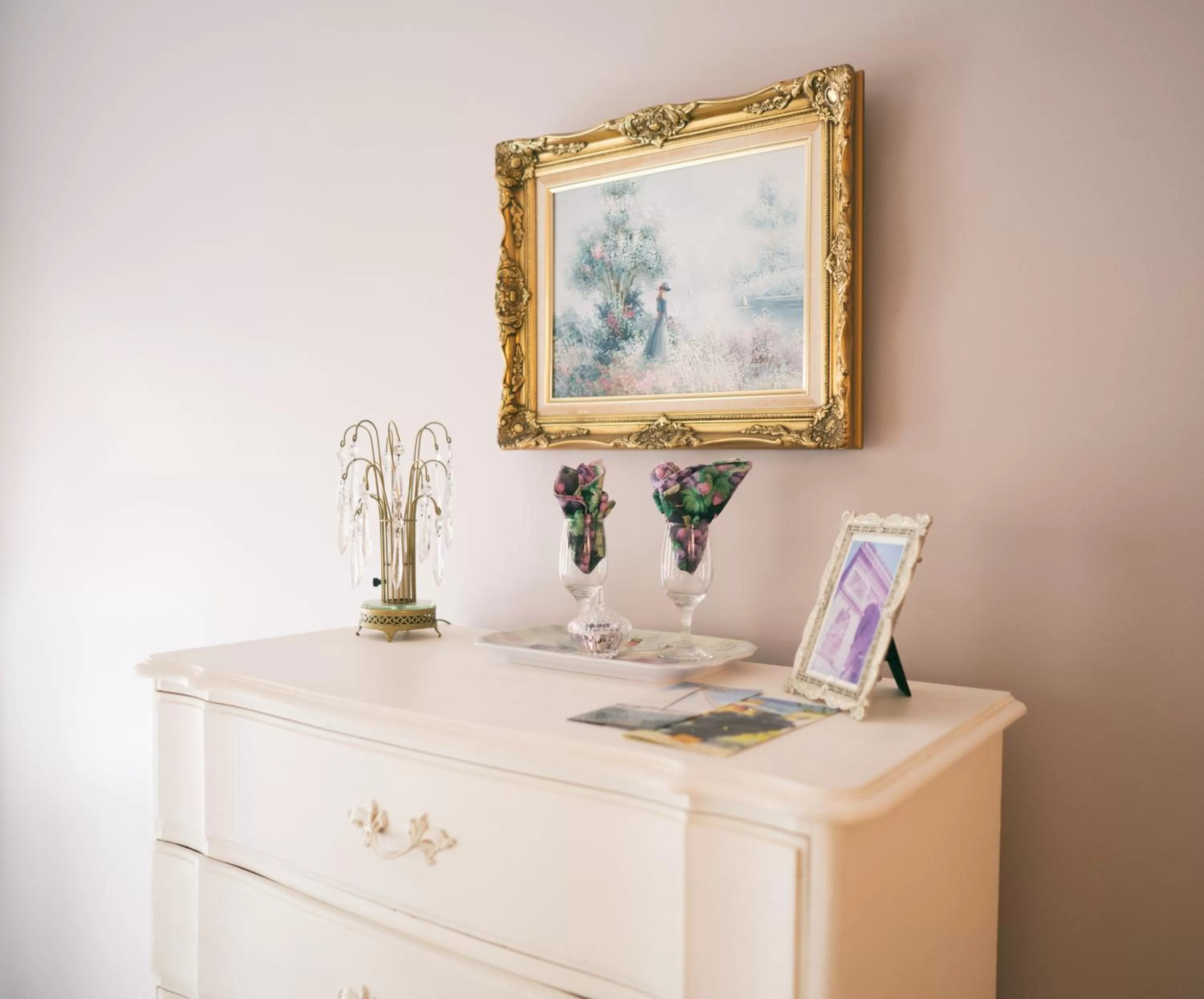 Decorative detail in Hummingbird Inn