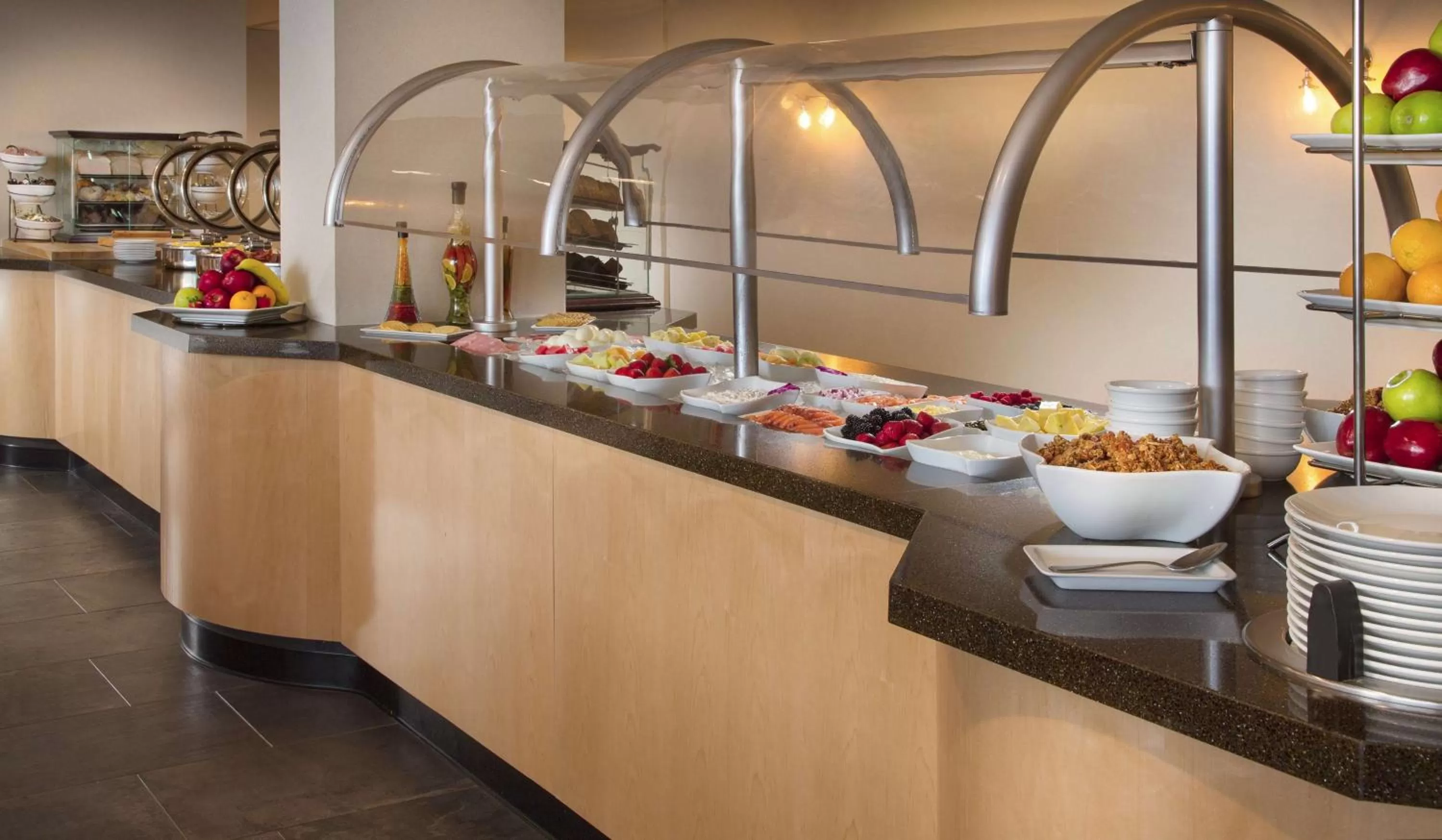 Dining area in DoubleTree by Hilton Chicago - Oak Brook