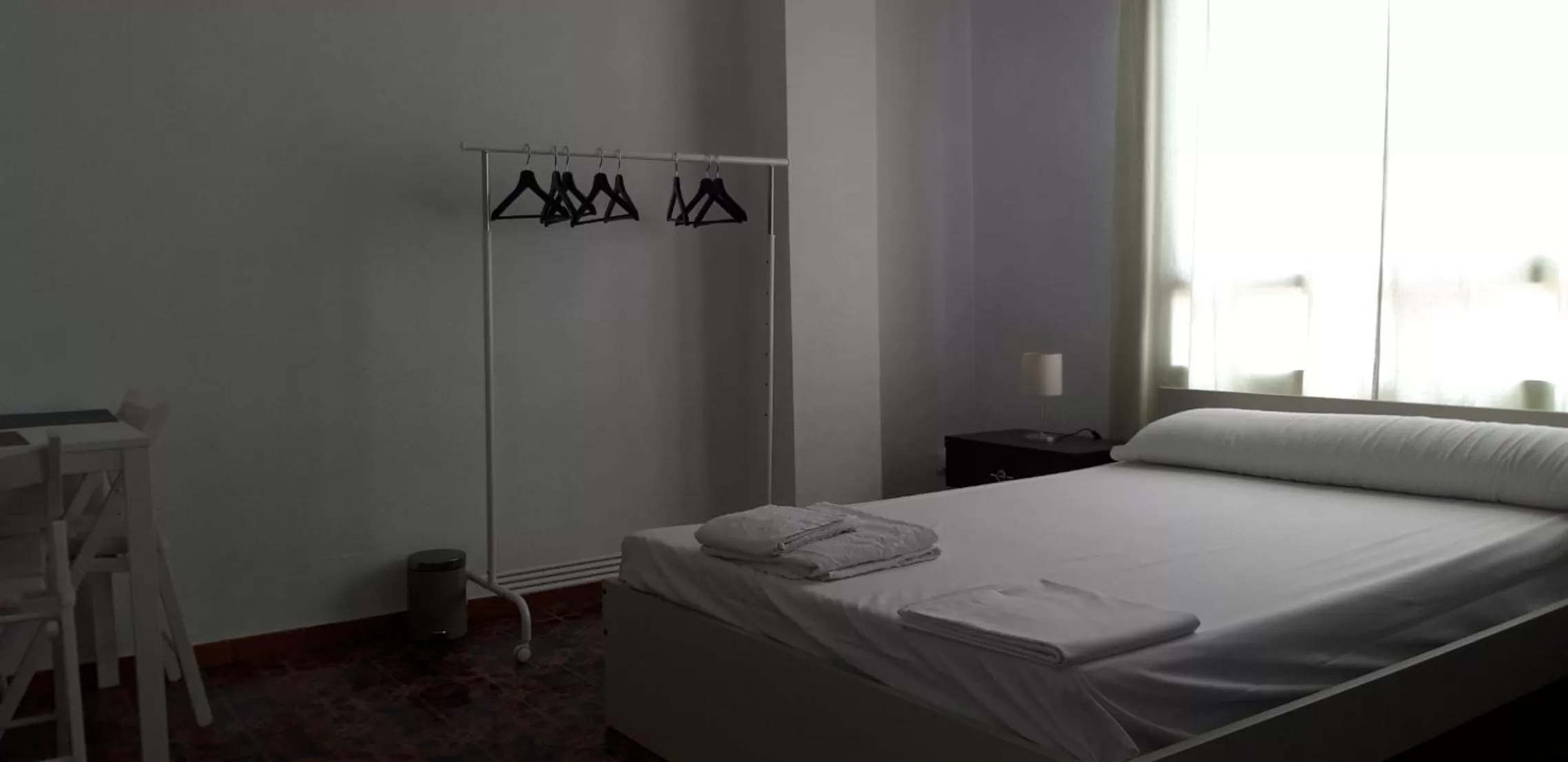 Bed in Pensión Benavente AP-7 3min coche Playa 5 min Self check-in 24h