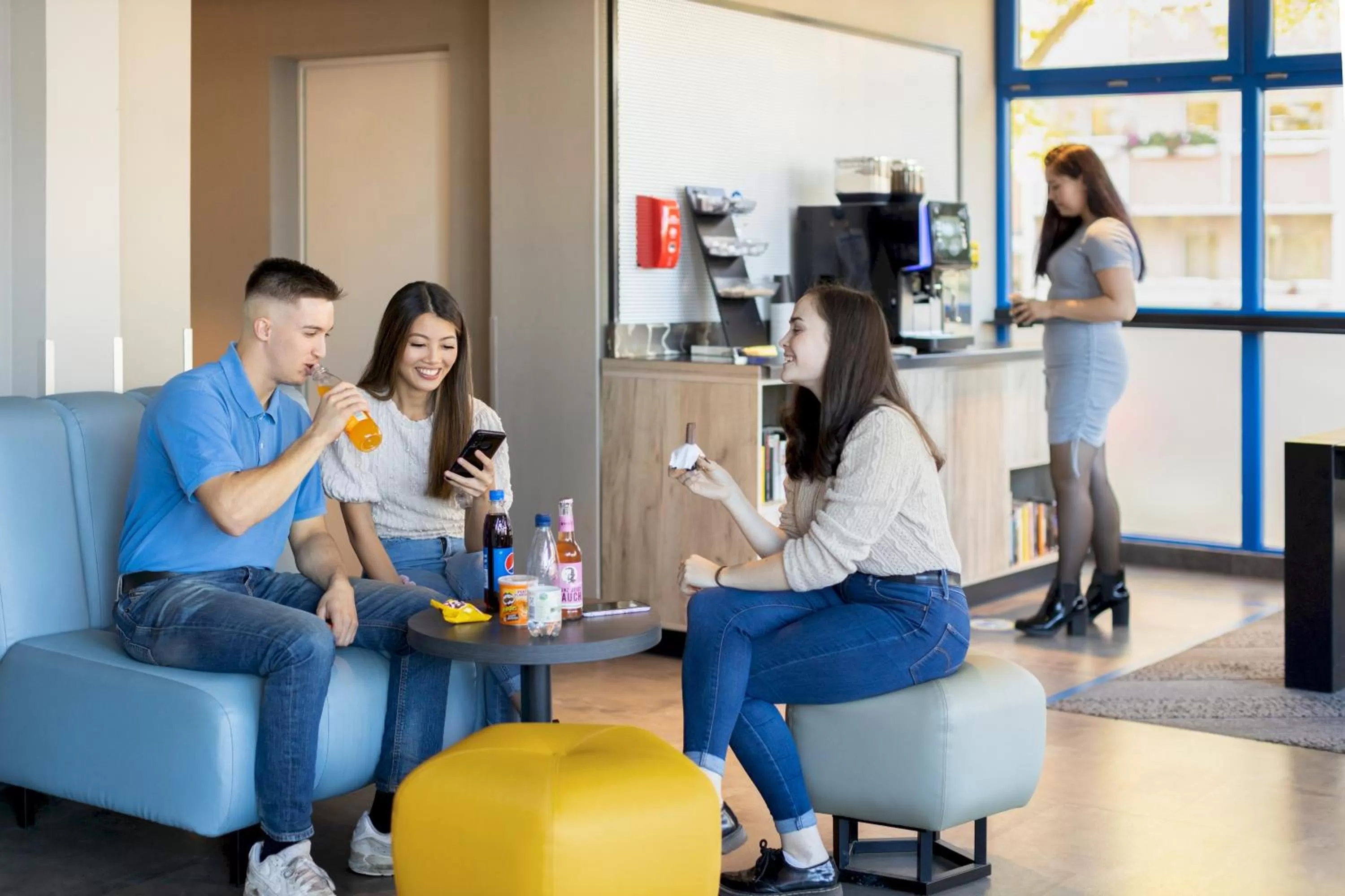 Lounge or bar in a&o Dresden Hauptbahnhof