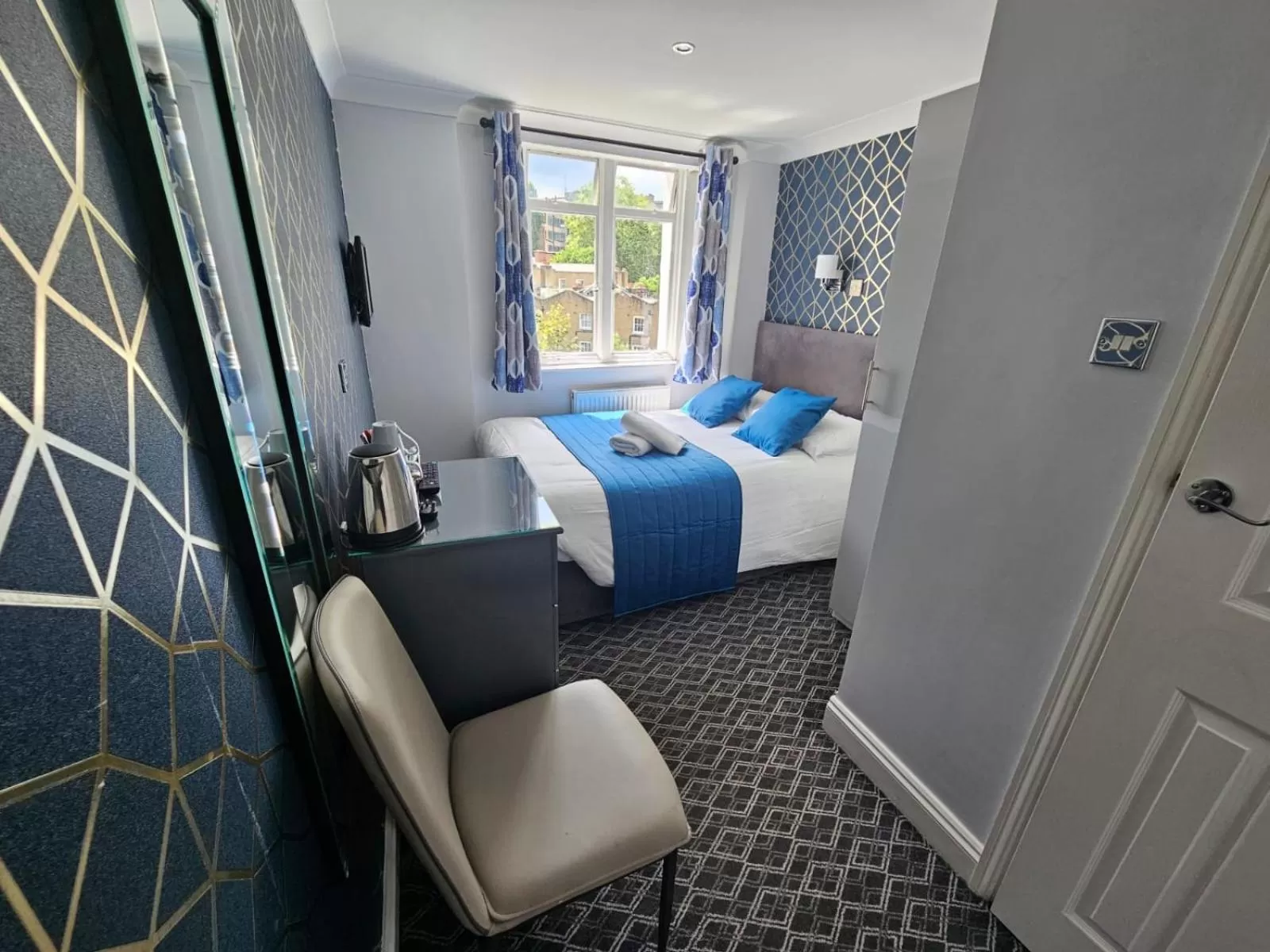 Bedroom, Bed in Mentone Hotel