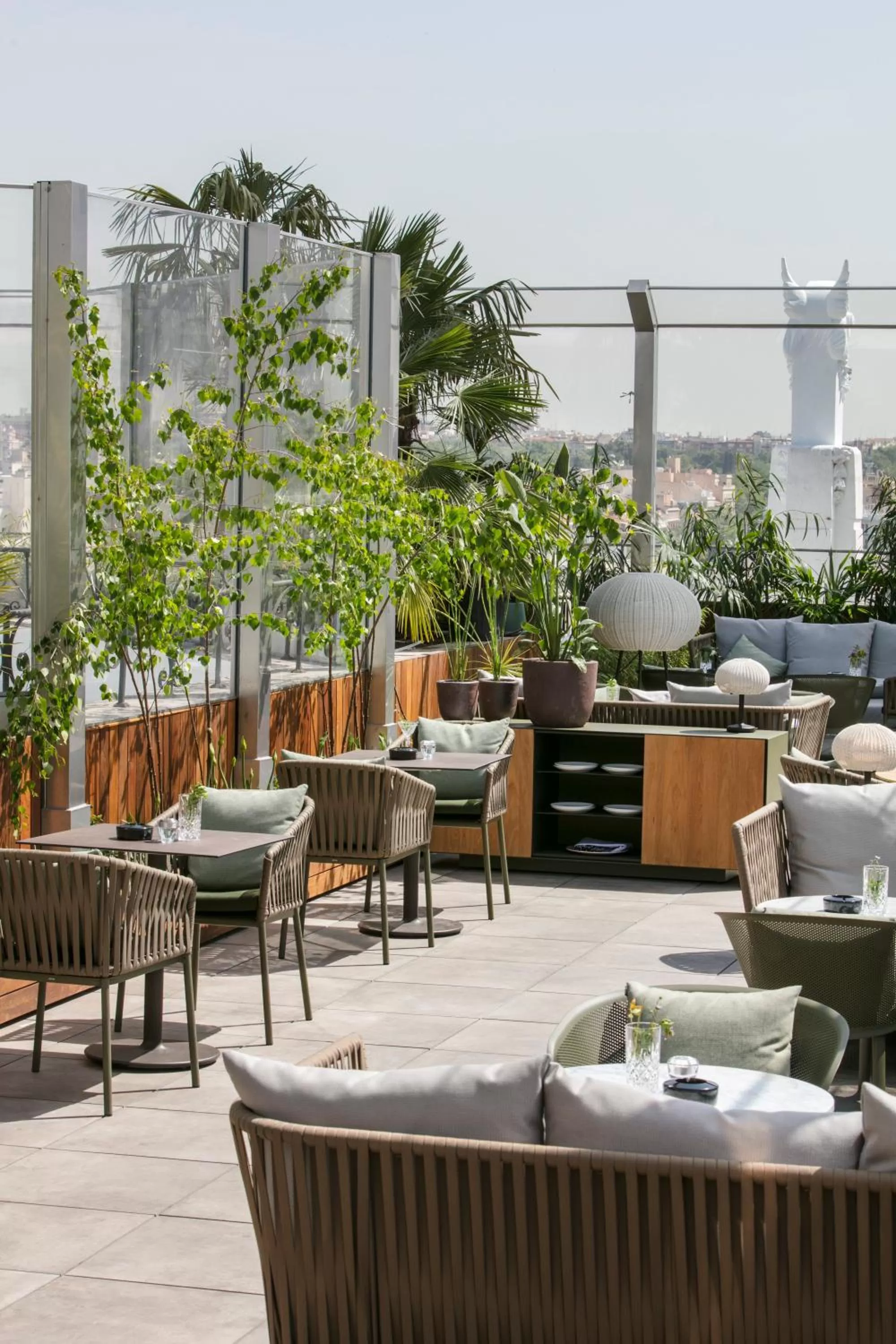 Lounge or bar in ME Madrid Reina Victoria by Meliá