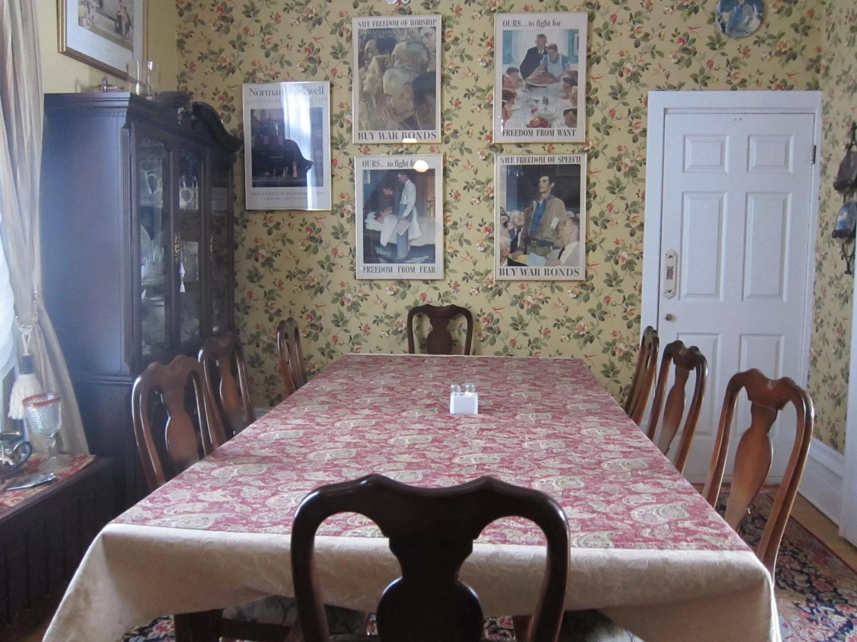 Dining area in McGee's Inn