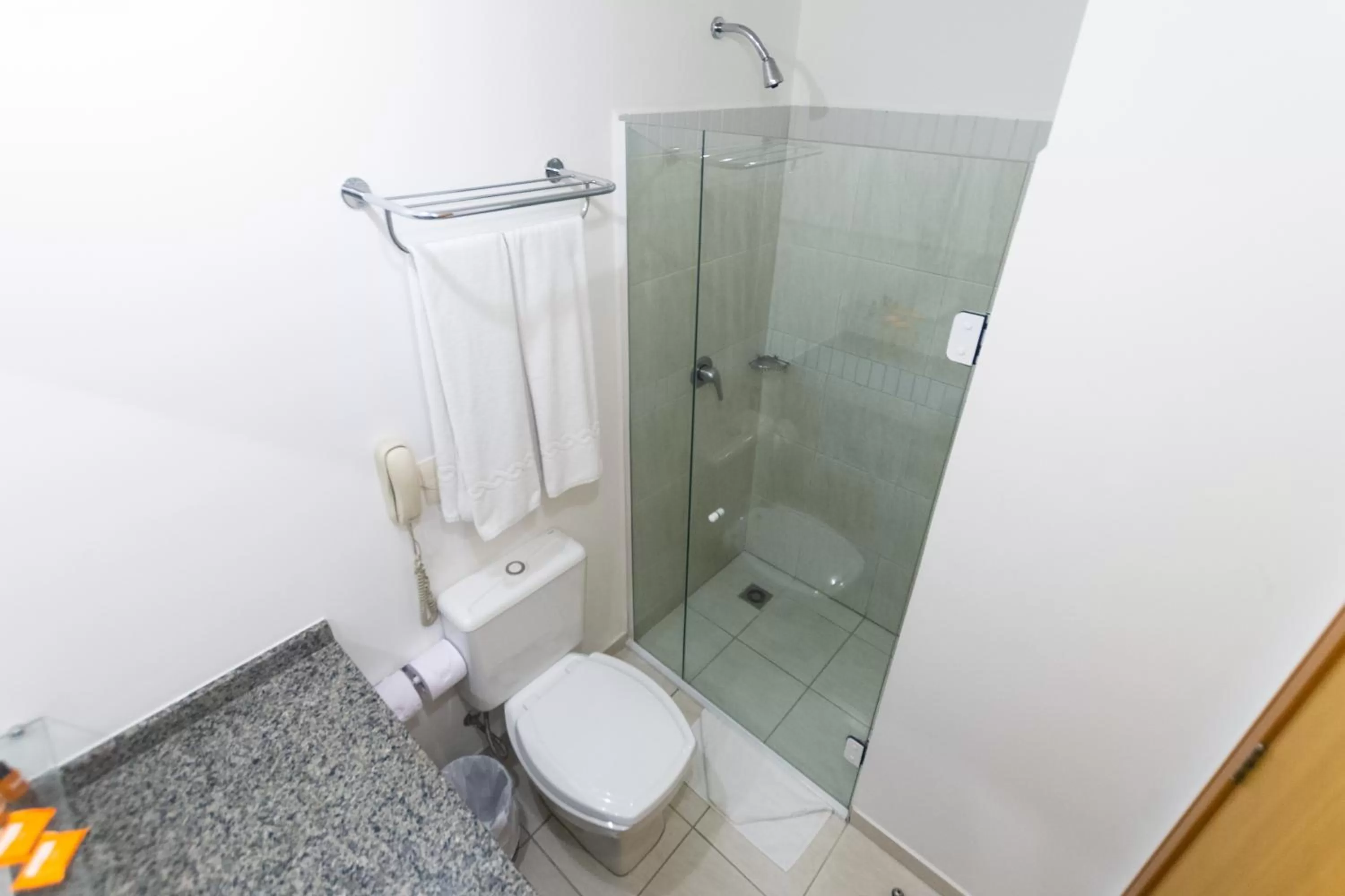 Shower in Hotel Campo Largo Express