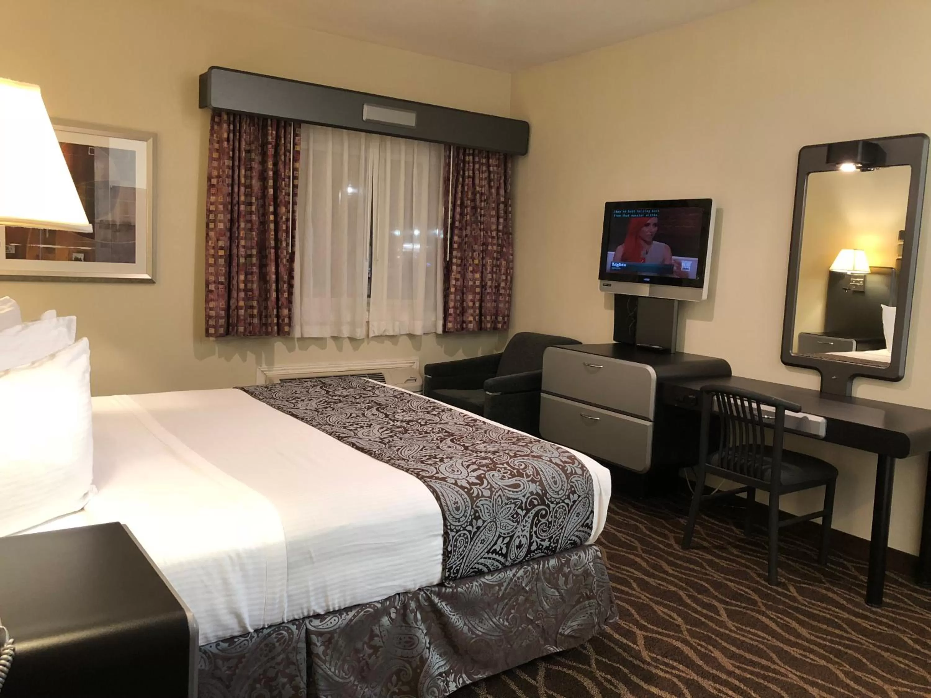 Bedroom, Bed in Casa Royal Inn