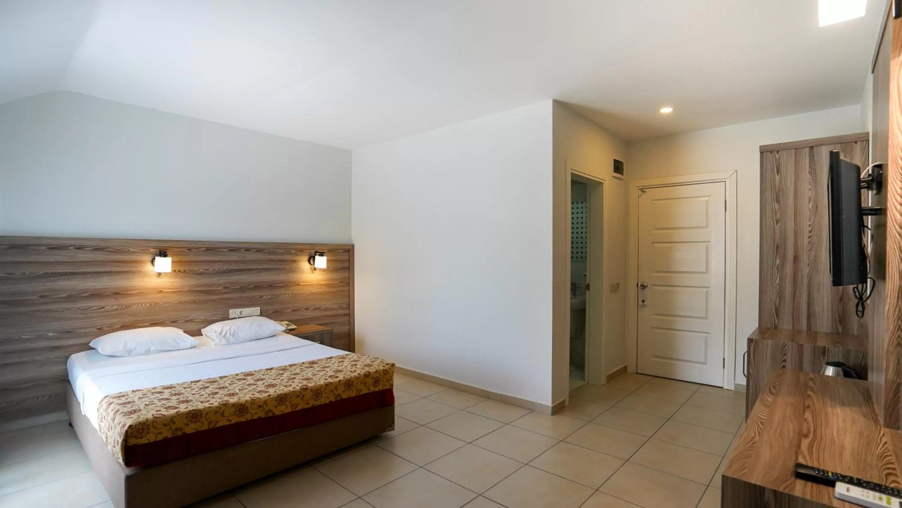 Photo of the whole room, Bed in Cleopatra Ada Apart