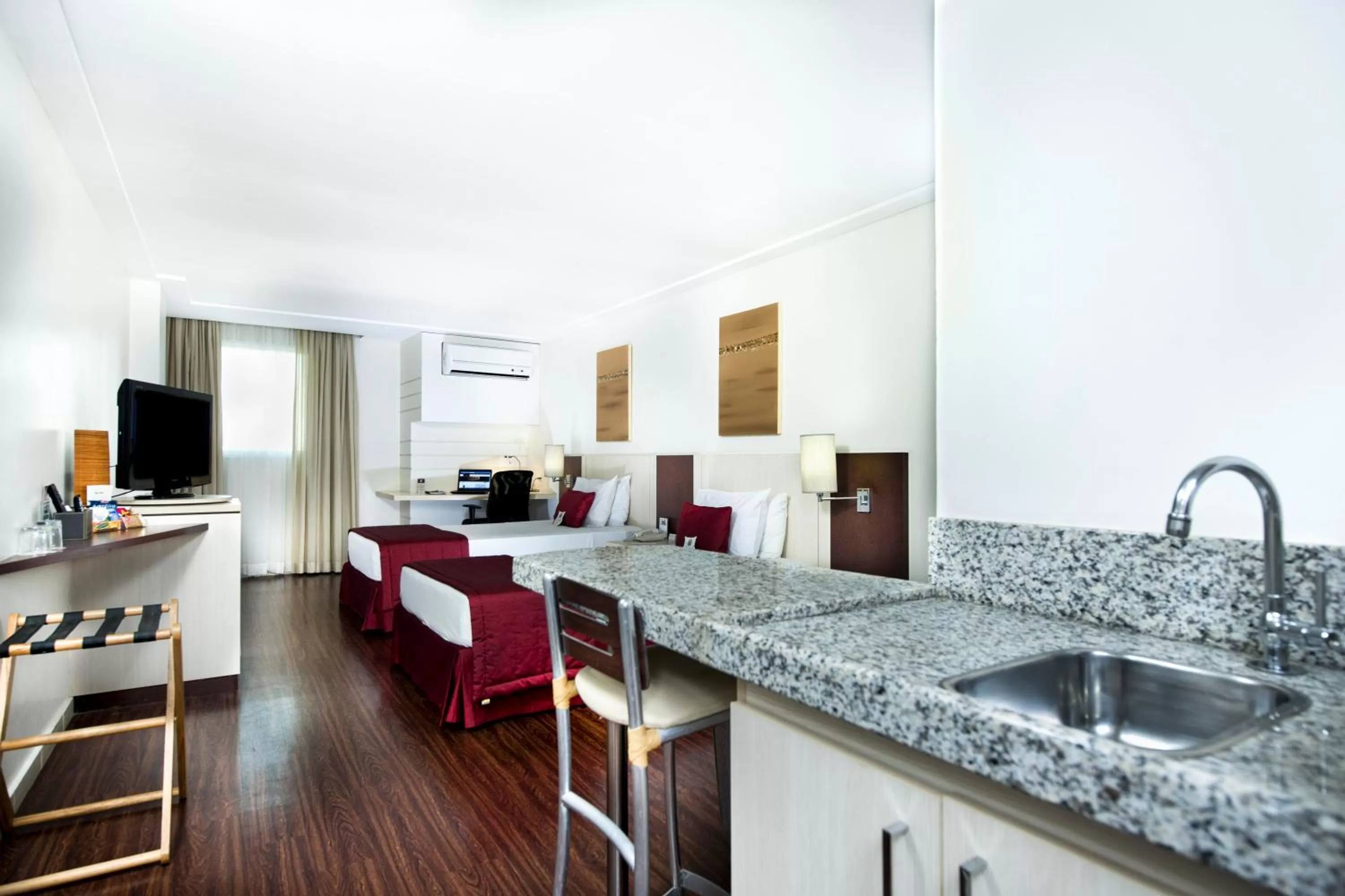 Photo of the whole room in Comfort Suites Macaé