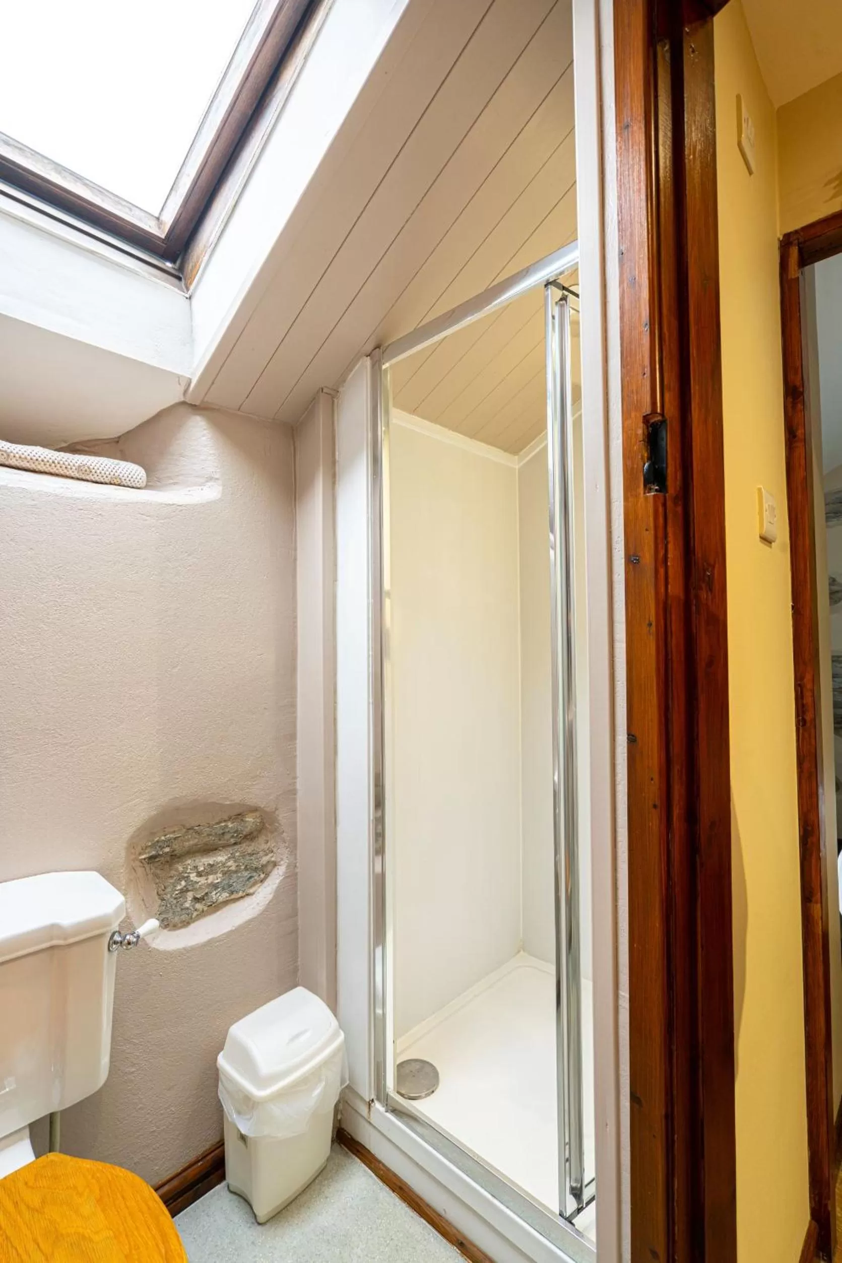 Bathroom in Grapes Hotel, Bar & Restaurant Snowdonia Nr Zip World