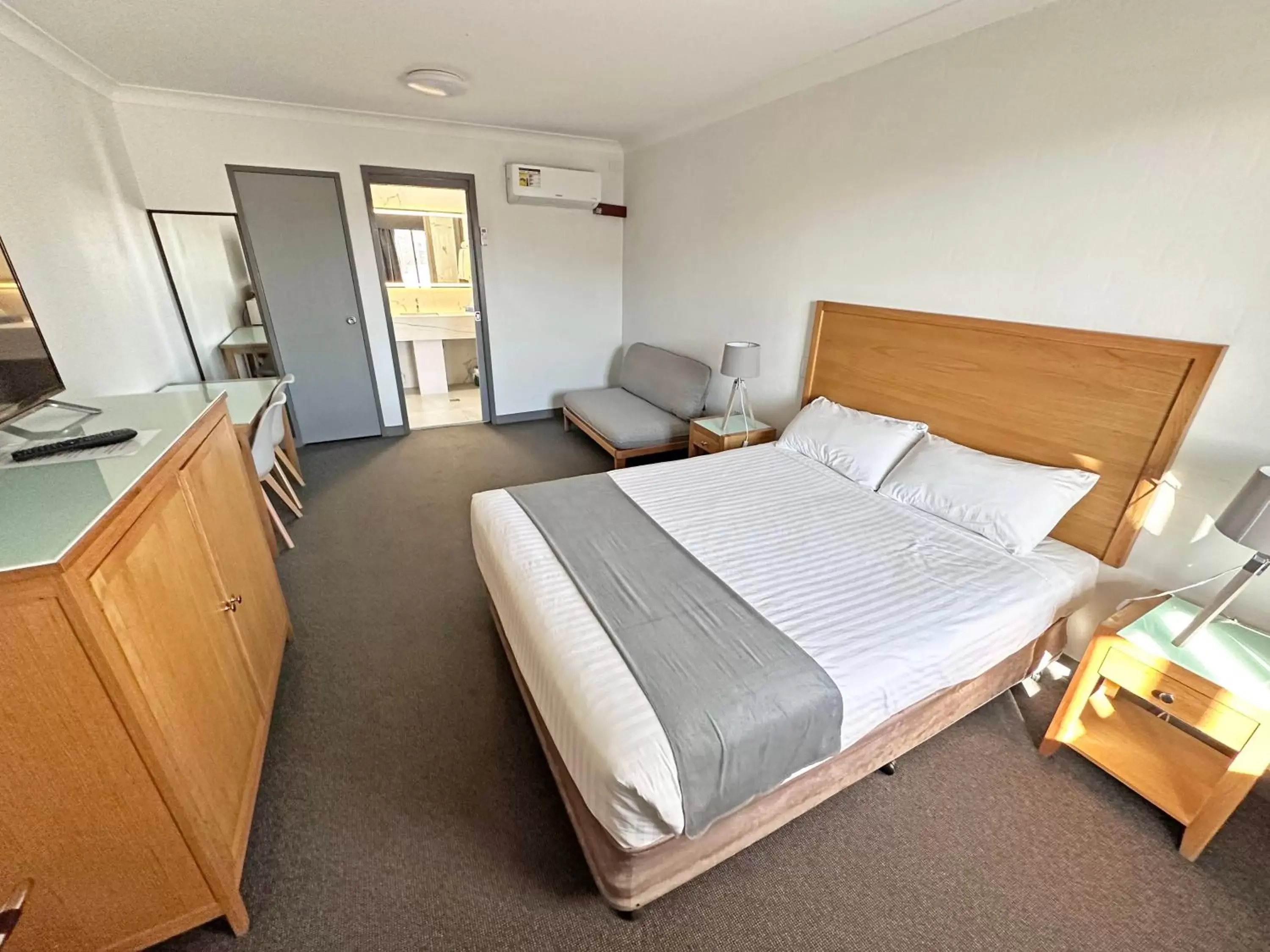 Executive Queen Room in Spa Village Travel Inn Executive Queen Room in Spa Village Travel Inn