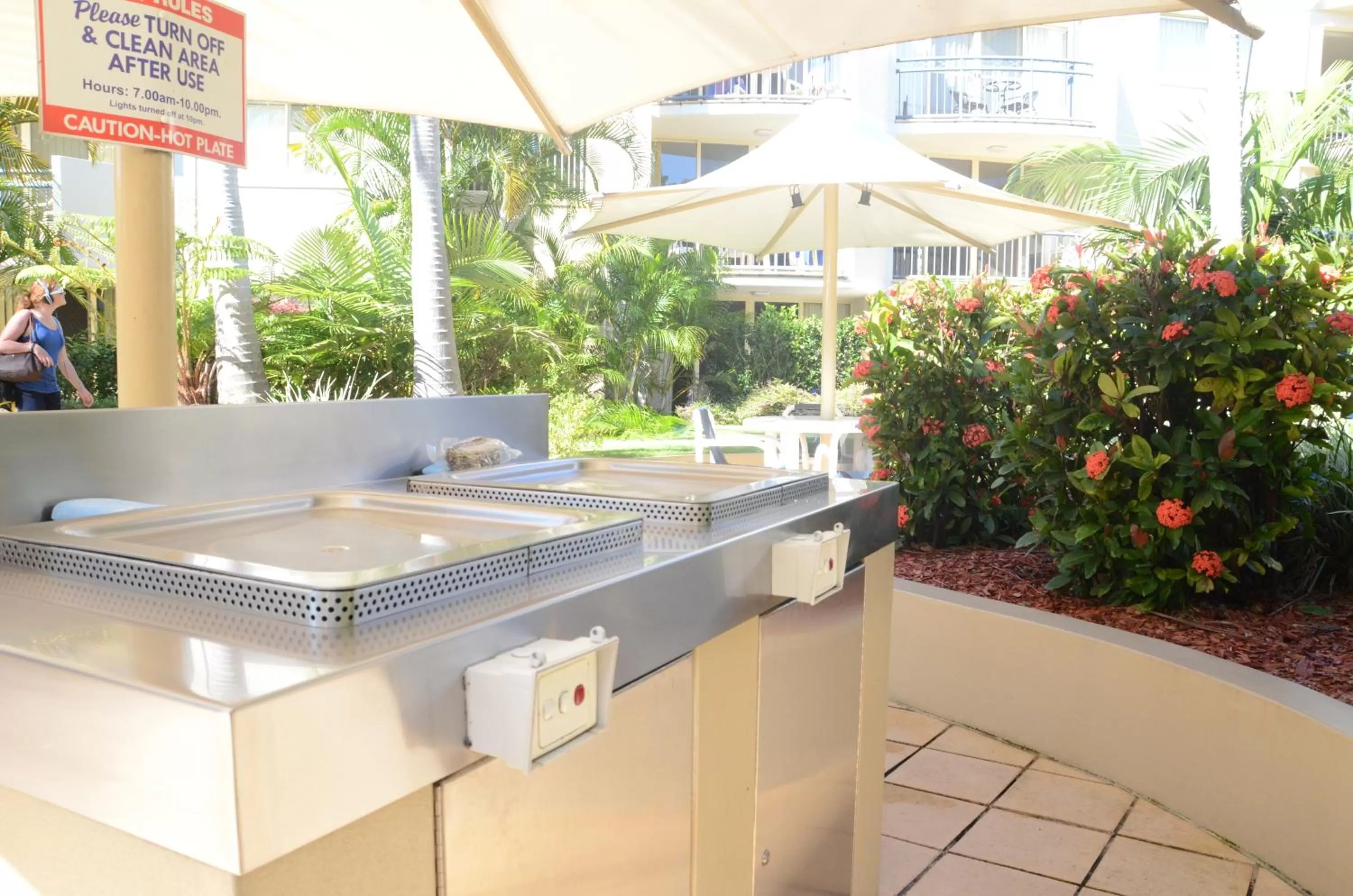 BBQ facilities in Golden Riviera Absolute Beachfront Resort