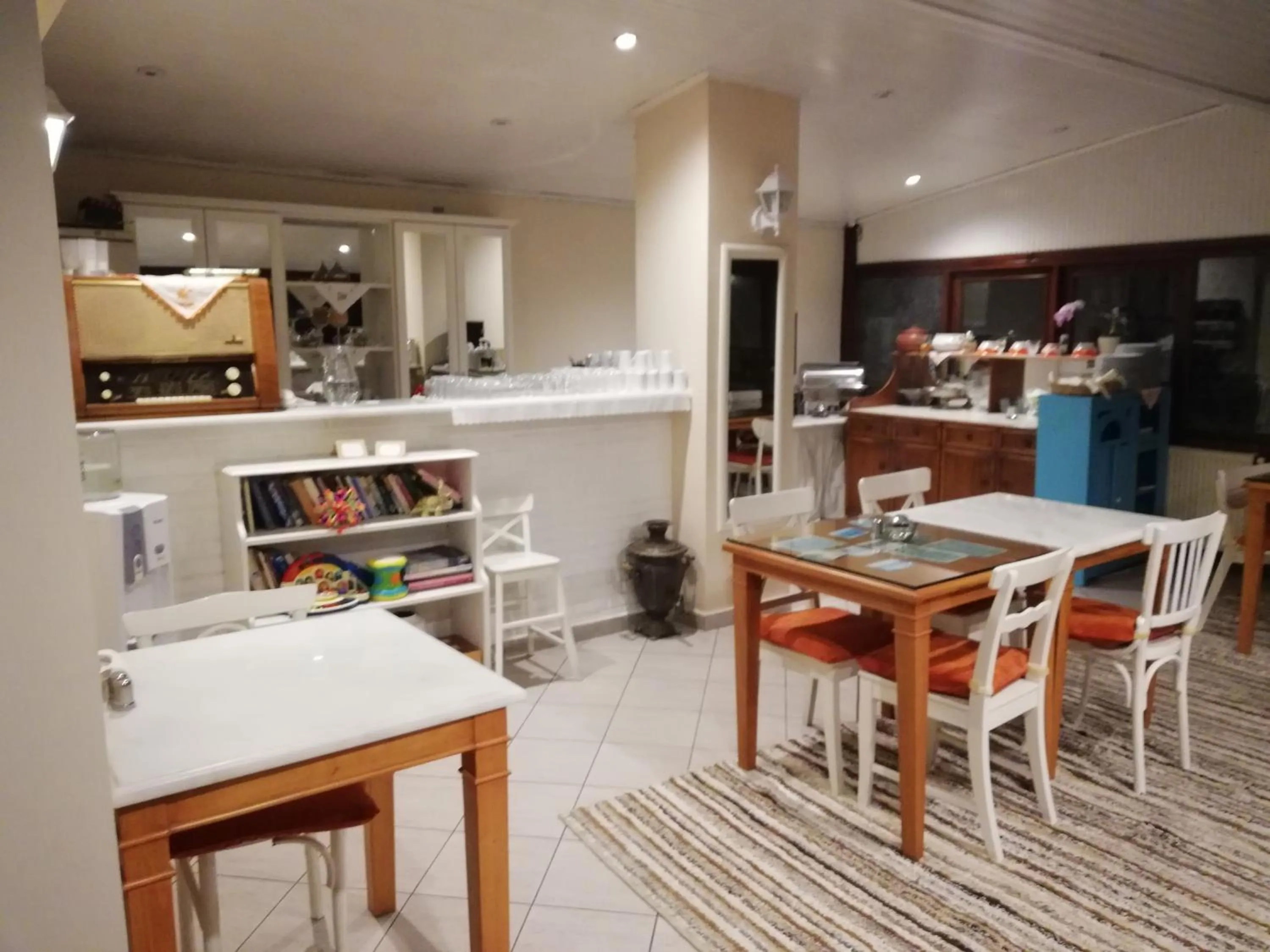 Library in Turkoman Hotel