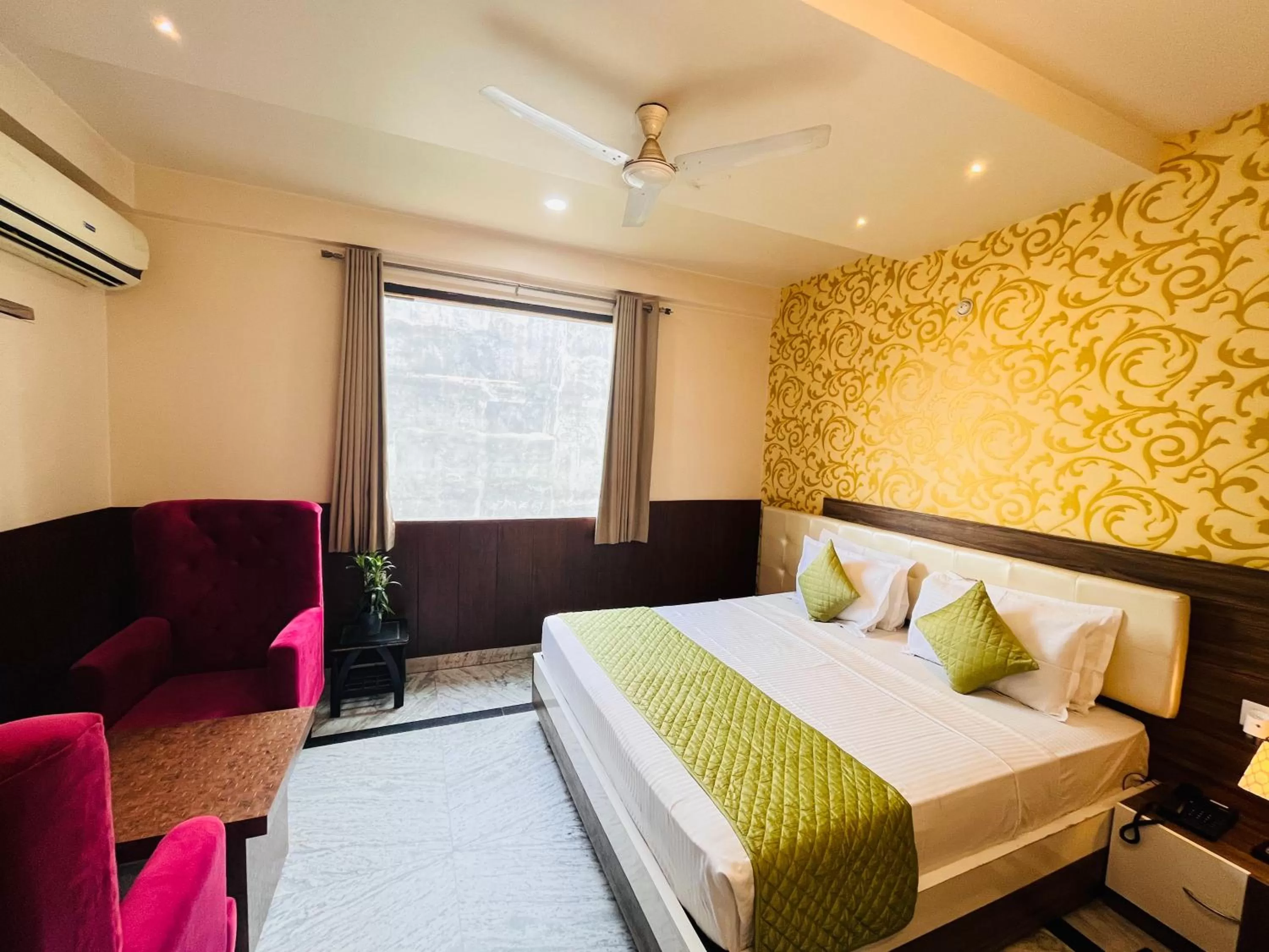 Bed in Hotel The Leaf - Gomti Nagar Lucknow